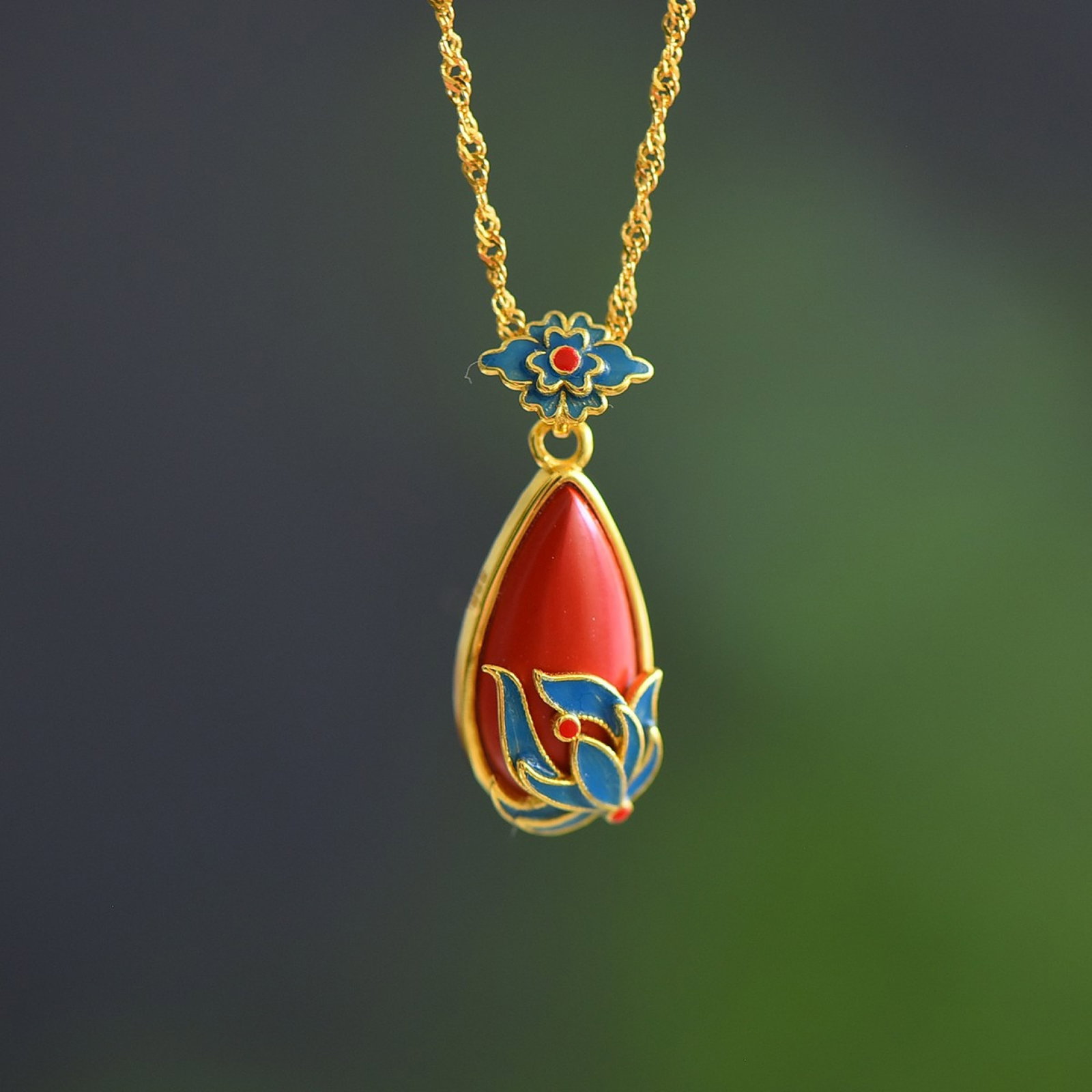 An Exquisite Sterling Silver-Gold Plated Inlaid Cinnabar Necklace: An Exquisite Sterling Silver-Gold Plated Inlaid Cinnabar Necklace,Size:0.3inx0.6in 纯银镀金镶朱砂项链
