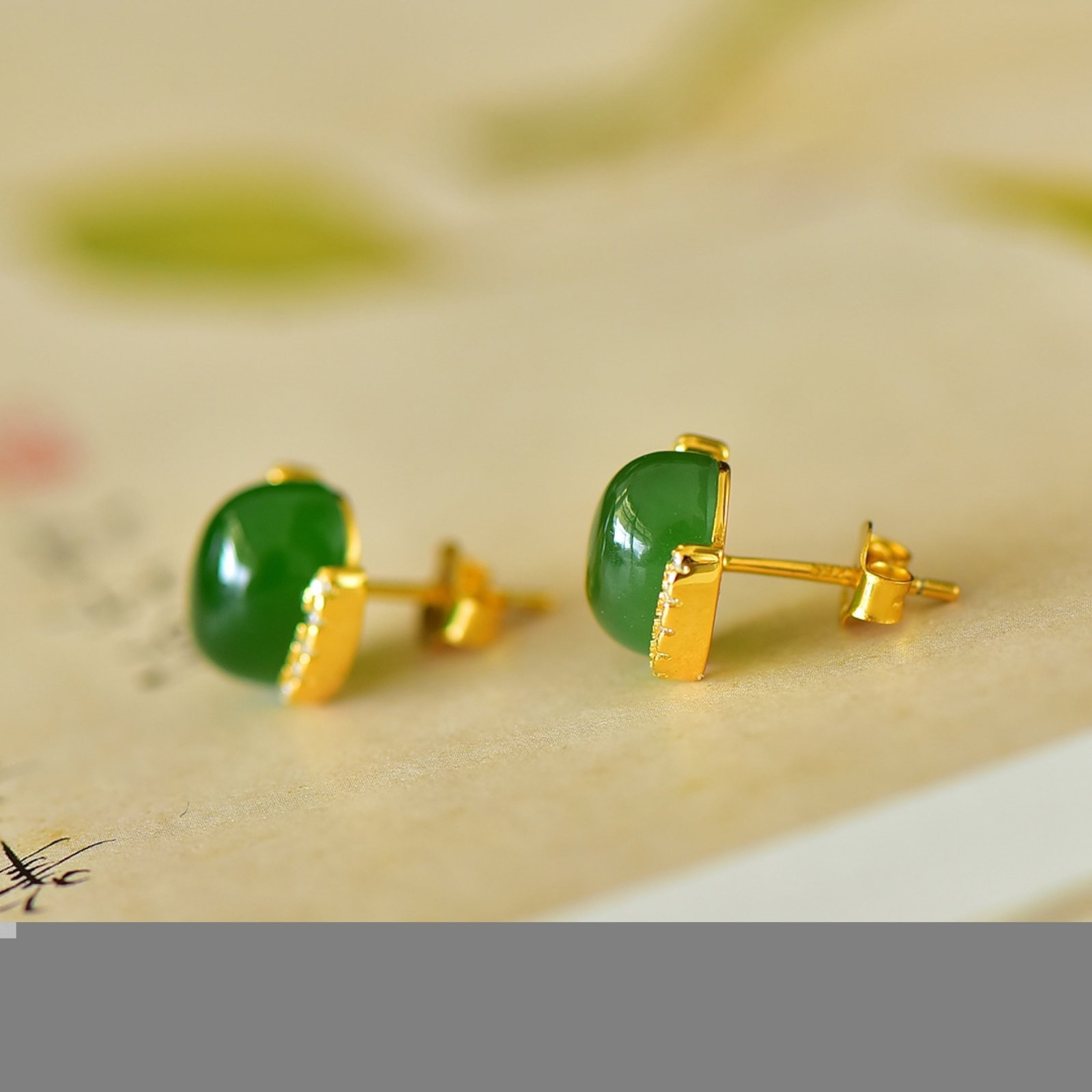 A Pair of Exquisite Sterling Silver-Gold Plated Inlaid Jasper Earrings,Inlaid Diamond: A Pair of Exquisite Sterling Silver-Gold Plated Inlaid Jasper Earrings,Inlaid Diamond,Size:0.3inx0.4in 一对纯银镀金镶碧玉耳环,嵌