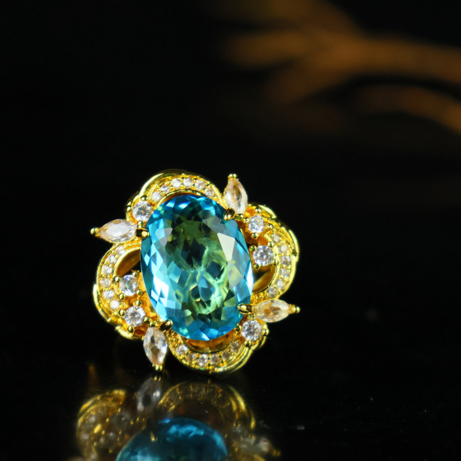 An Exquisite Ring: An Exquisite Ring,Size:0.6inx0.5in 一个精美的戒指