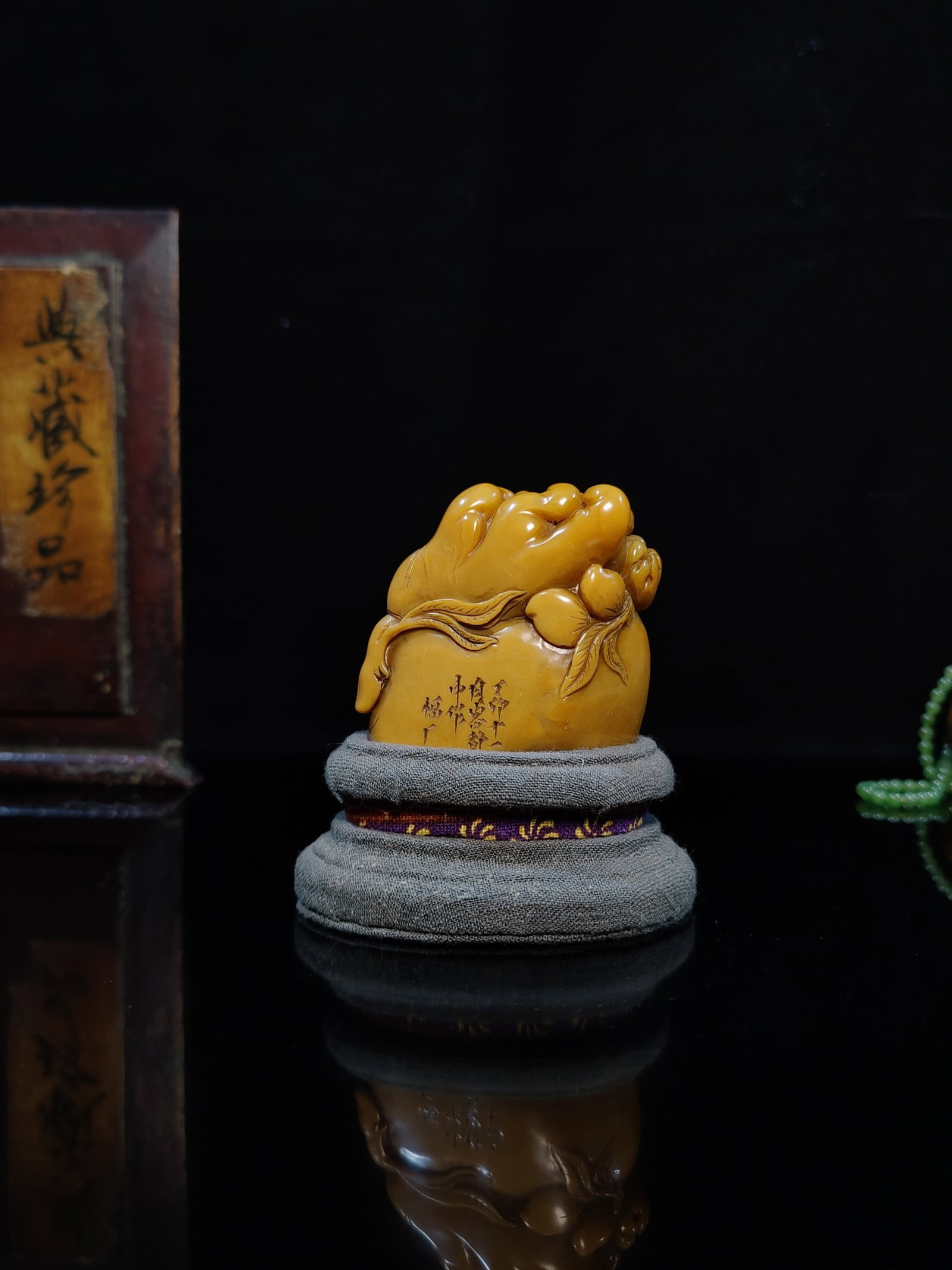 An Exquisite Tianhuang Stone Bergamot Seal: An Exquisite Tianhuang Stone Bergamot Seal,Qing Dynasty,China,Size:2.6inx2.8in,Weight:196g 田黄石佛手印章,中国清代