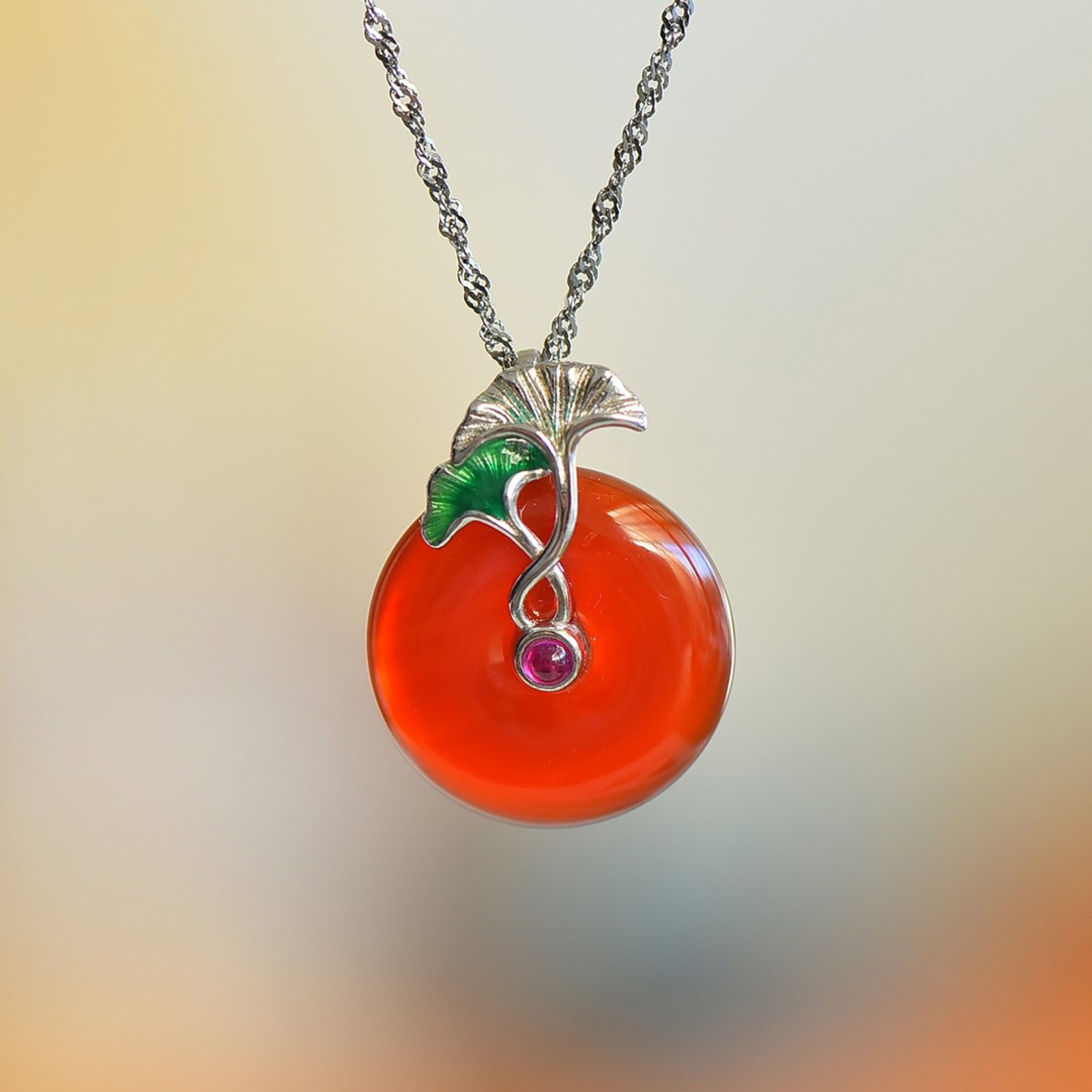 An Exquisite Sterling Silver Inlaid Agate Pendant: An Exquisite Sterling Silver Inlaid Agate Pendant,Size:0.7inx0.7in 纯银镶玛瑙吊坠