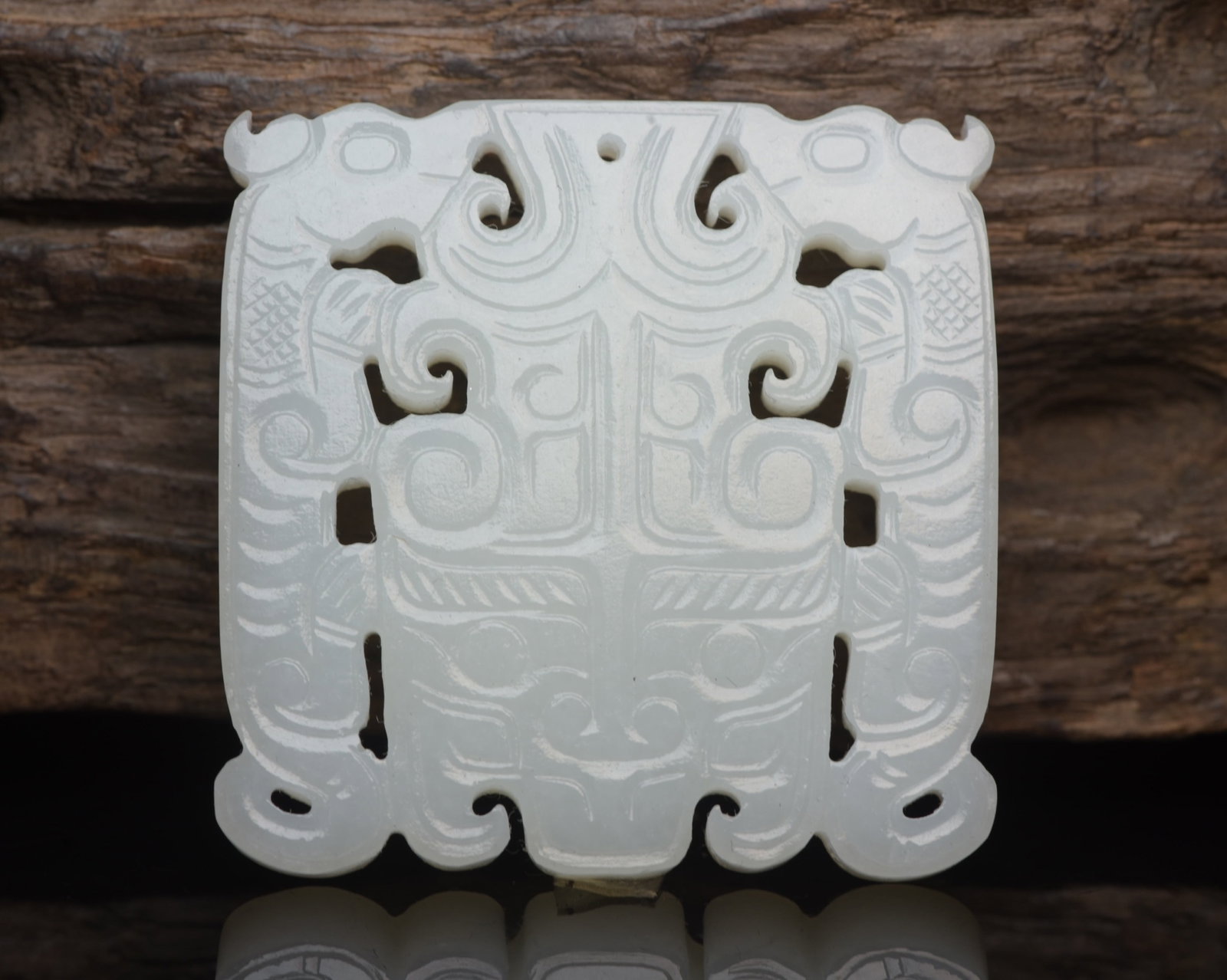 An Exquisite White Jade Dragon Pattern Pendant: An Exquisite White Jade Dragon Pattern Pendant,Qing Dynasty,China,Size:2inx2inx0.3in,Weight:50g 白玉龙纹牌,中国清代