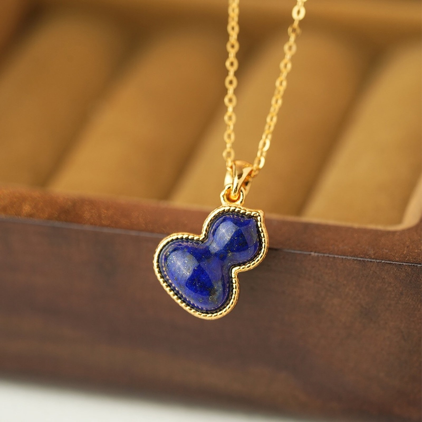 An Exquisite Sterling Silver-Gold Plated Inlaid Lapis Lazuli Gourd Pendant: An Exquisite Sterling Silver-Gold Plated Inlaid Lapis Lazuli Gourd Pendant,Size:0.5inx0.4in,Weight:3.31g 纯银镀金镶青金石葫芦吊坠