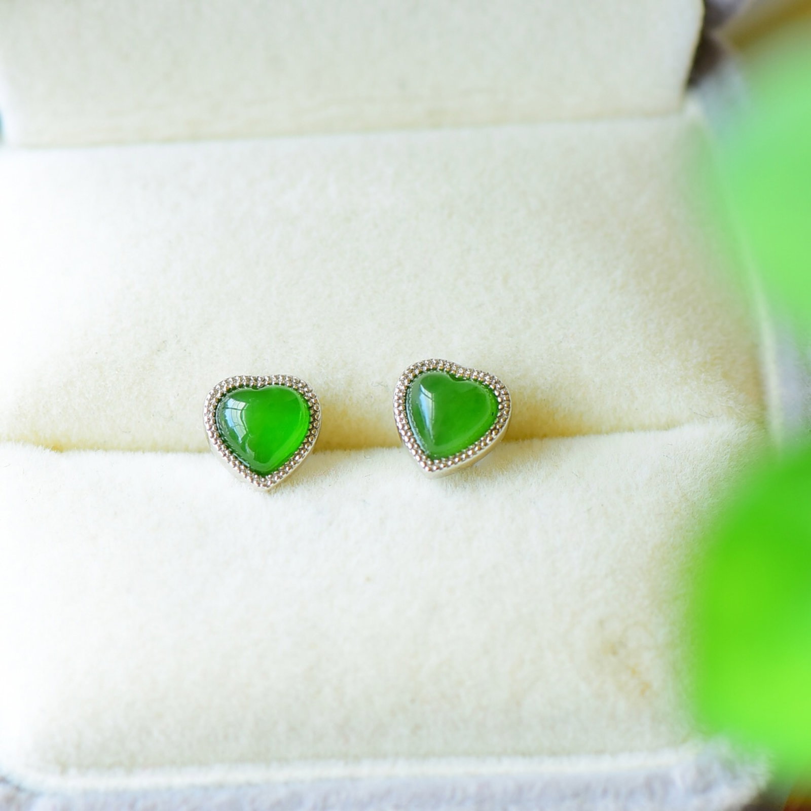 A Pair of Exquisite Sterling Silver Inlaid Jasper Earrings: A Pair of Exquisite Sterling Silver Inlaid Jasper Earrings,Size:0.3inx0.3in 一对纯银镶碧玉耳钉