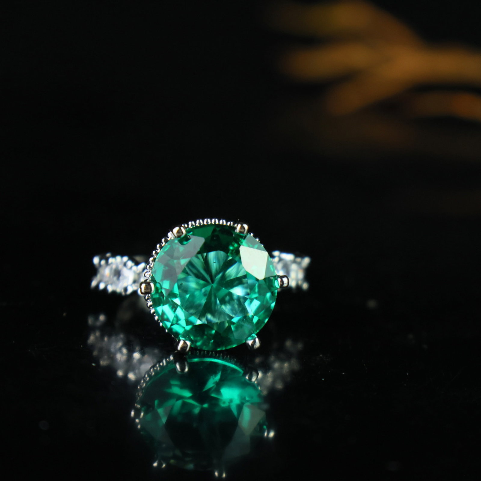 An Exquisite Ring: An Exquisite Ring,Size:0.6inx0.5in 一个精美的戒指