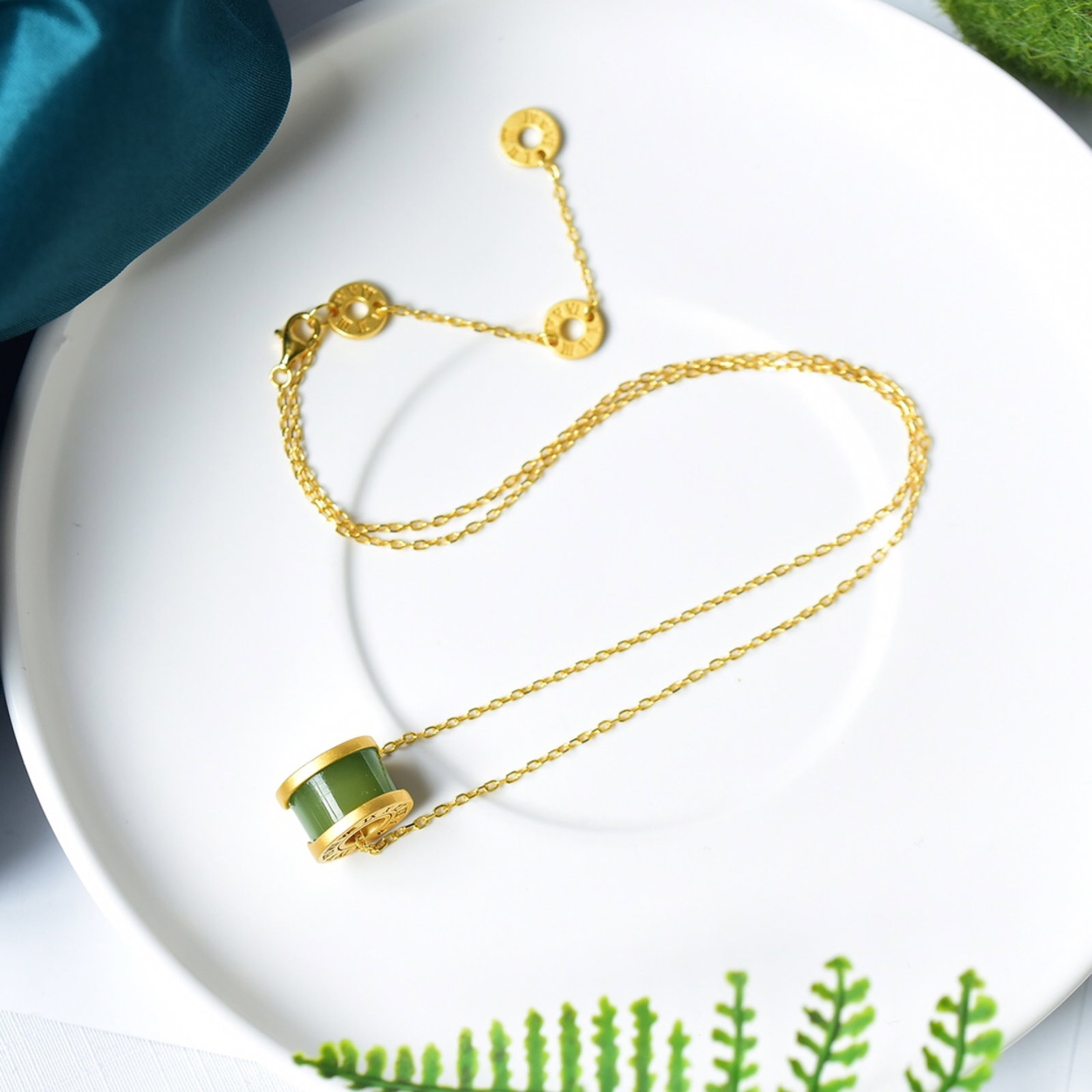 An Exquisite Sterling Silver-Gold Plated Inlaid Sapphire Pendant: An Exquisite Sterling Silver-Gold Plated Inlaid Sapphire Pendant 纯银镀金镶青玉吊坠