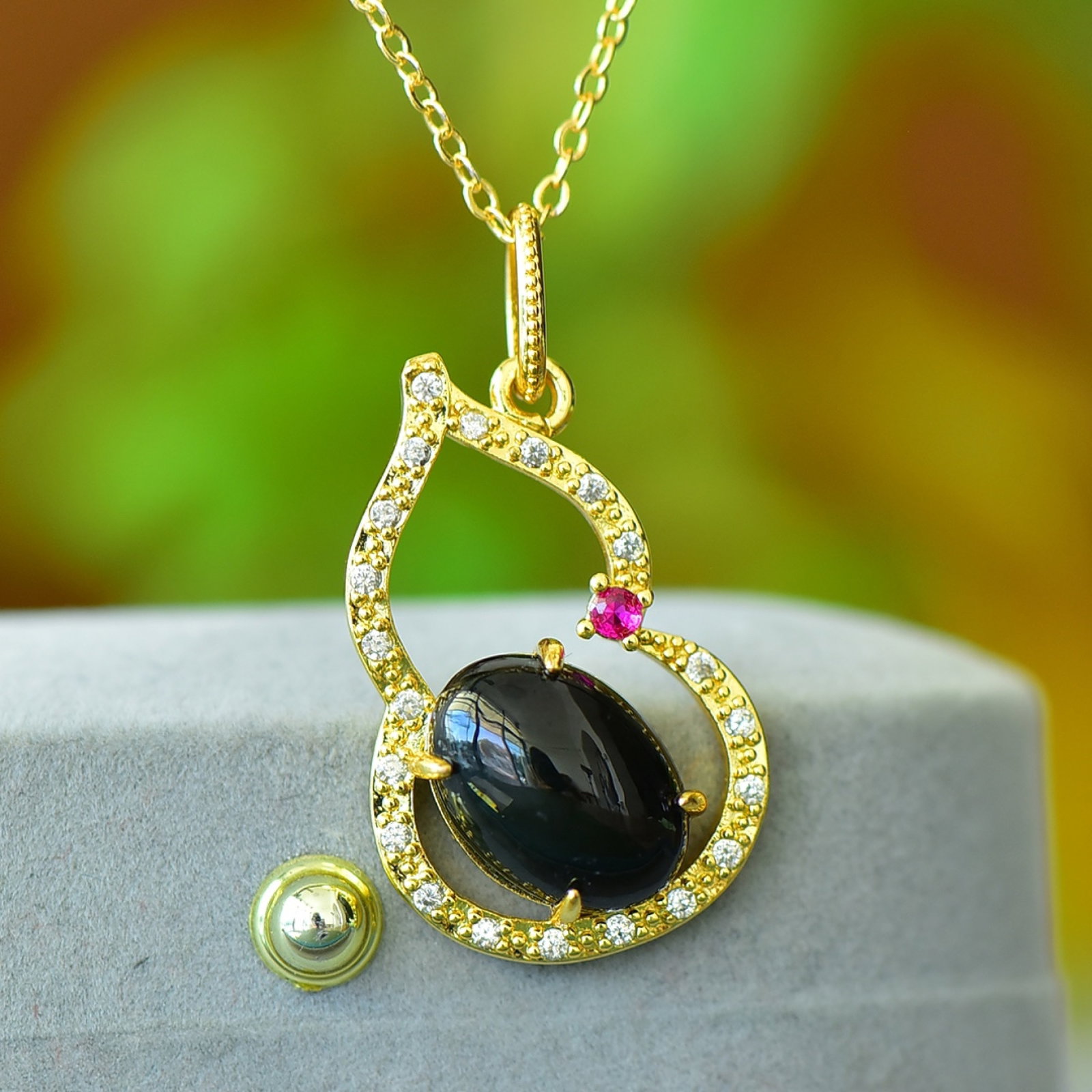 An Exquisite Bronze-Gold Plated Inlaid Green Jade Gourd Necklace,Inlaid Diamond: An Exquisite Bronze-Gold Plated Inlaid Green Jade Gourd Necklace,Inlaid Diamond,Size:0.4inx0.6in
