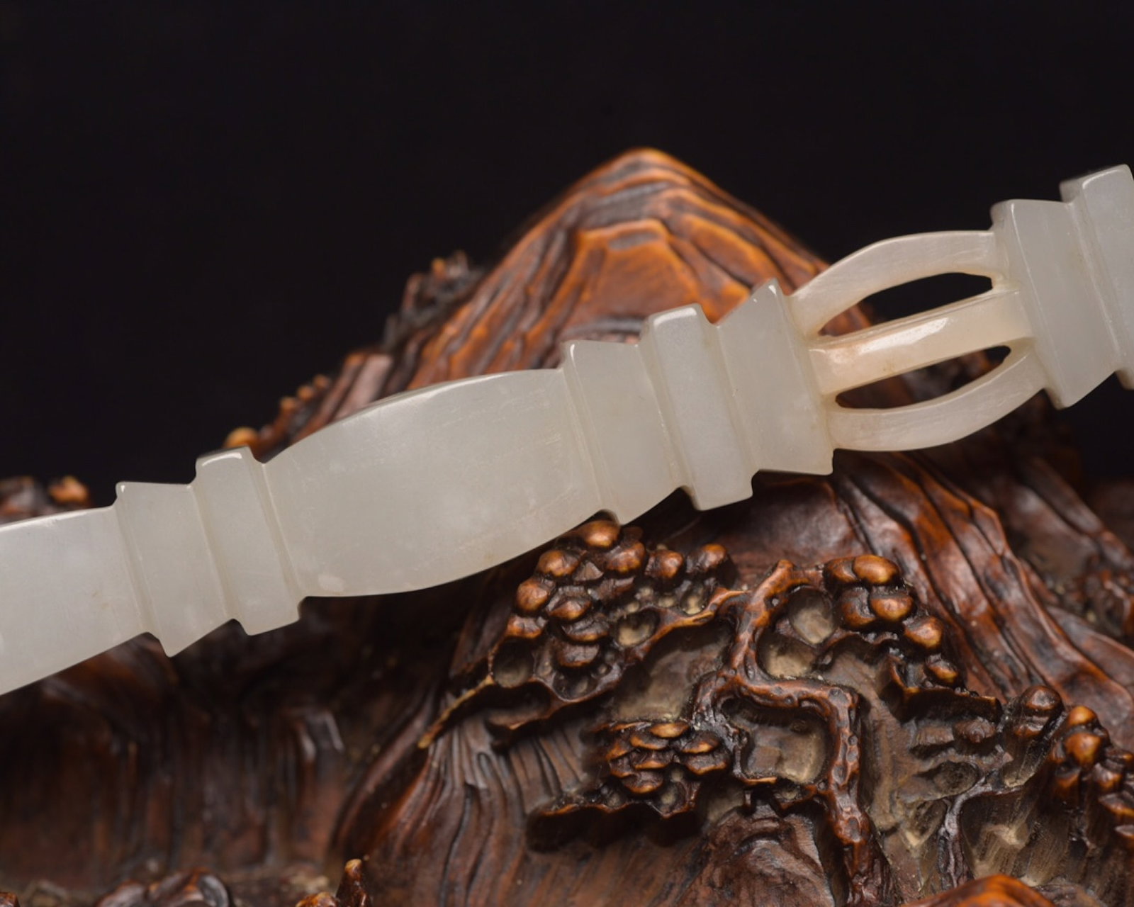 An Exquisite White Jade Ritual Implement - 6