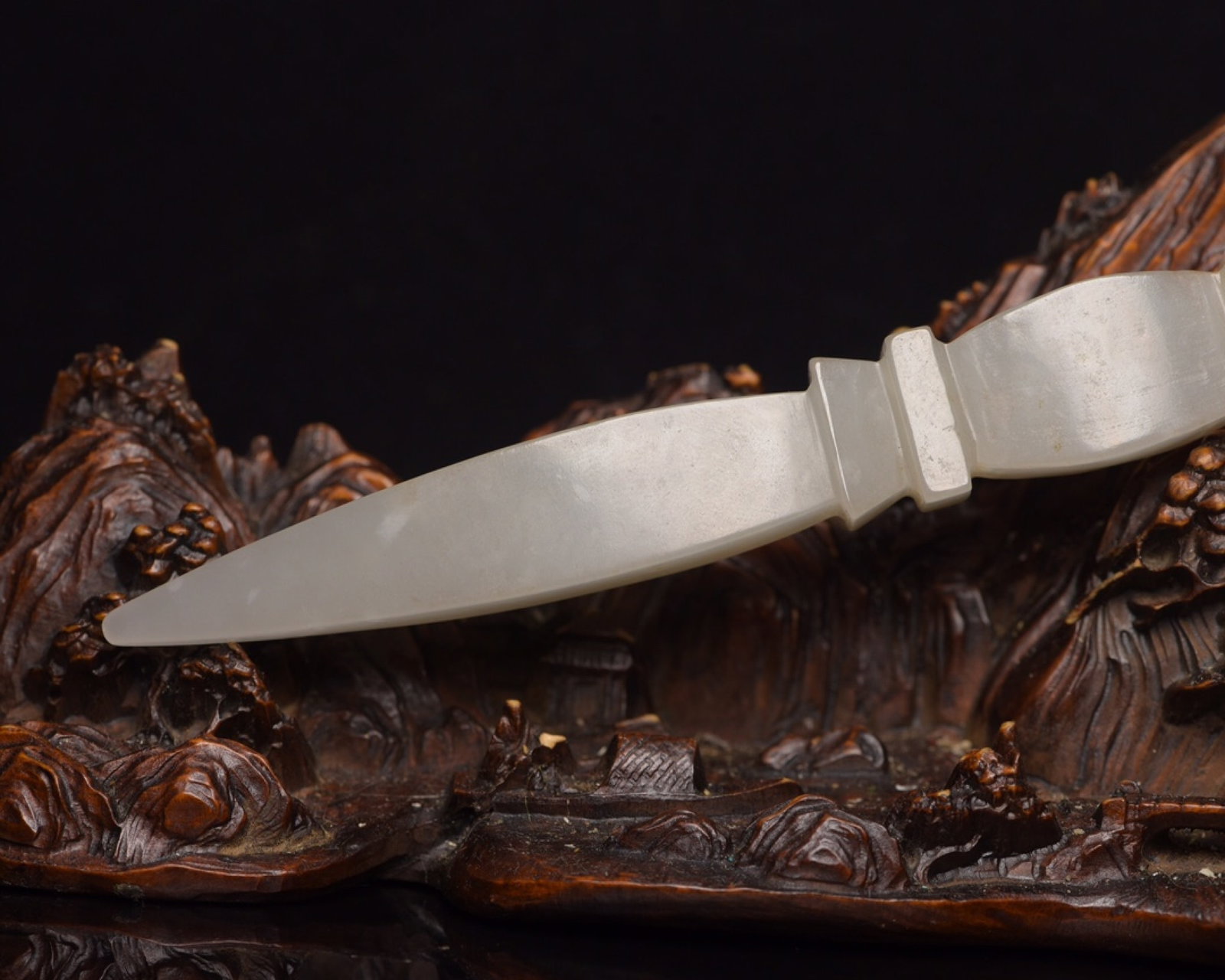 An Exquisite White Jade Ritual Implement - 9