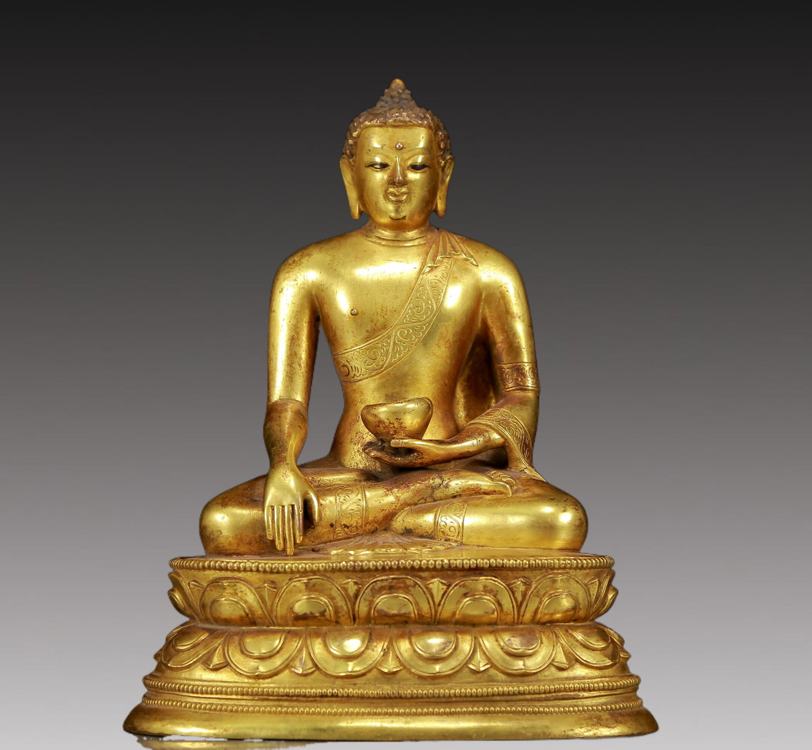 An Exquisite Gilt Bronze Statue of Sakyamuni: An Exquisite Gilt Bronze Statue of Sakyamuni,Ming Dynasty, China,Size:5.9inx3.9inx7.9in,Weight:2220g 铜鎏金释迦摩尼像，明代