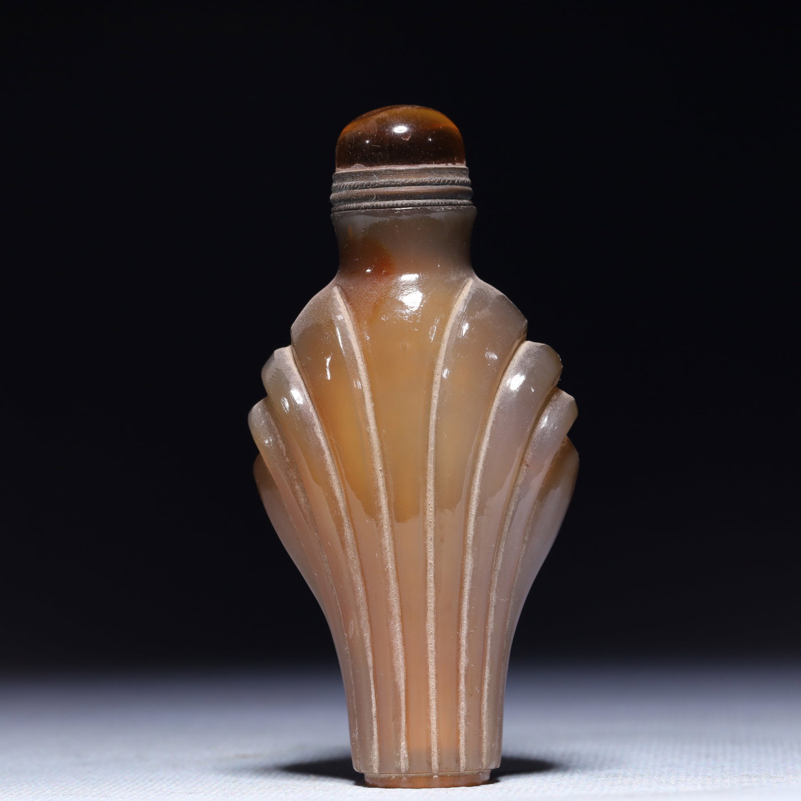 An Exquisite Glass Snuff Bottle: An Exquisite Glass Snuff Bottle,Qing Dynasty,China,Size:1.6inx1inx3.3in,Weight:59.5g 琉璃鼻烟壶,中国清代