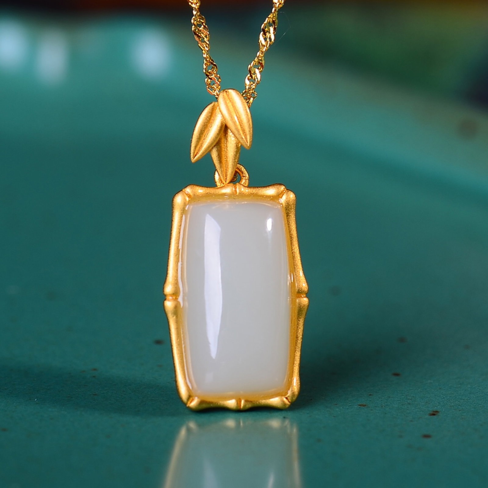 An Exquisite Sterling Silver-Gold Plated Inlaid White Jade Necklace: An Exquisite Sterling Silver-Gold Plated Inlaid White Jade Necklace,Size:0.3inx0.4in 纯银镀金镶白玉项链