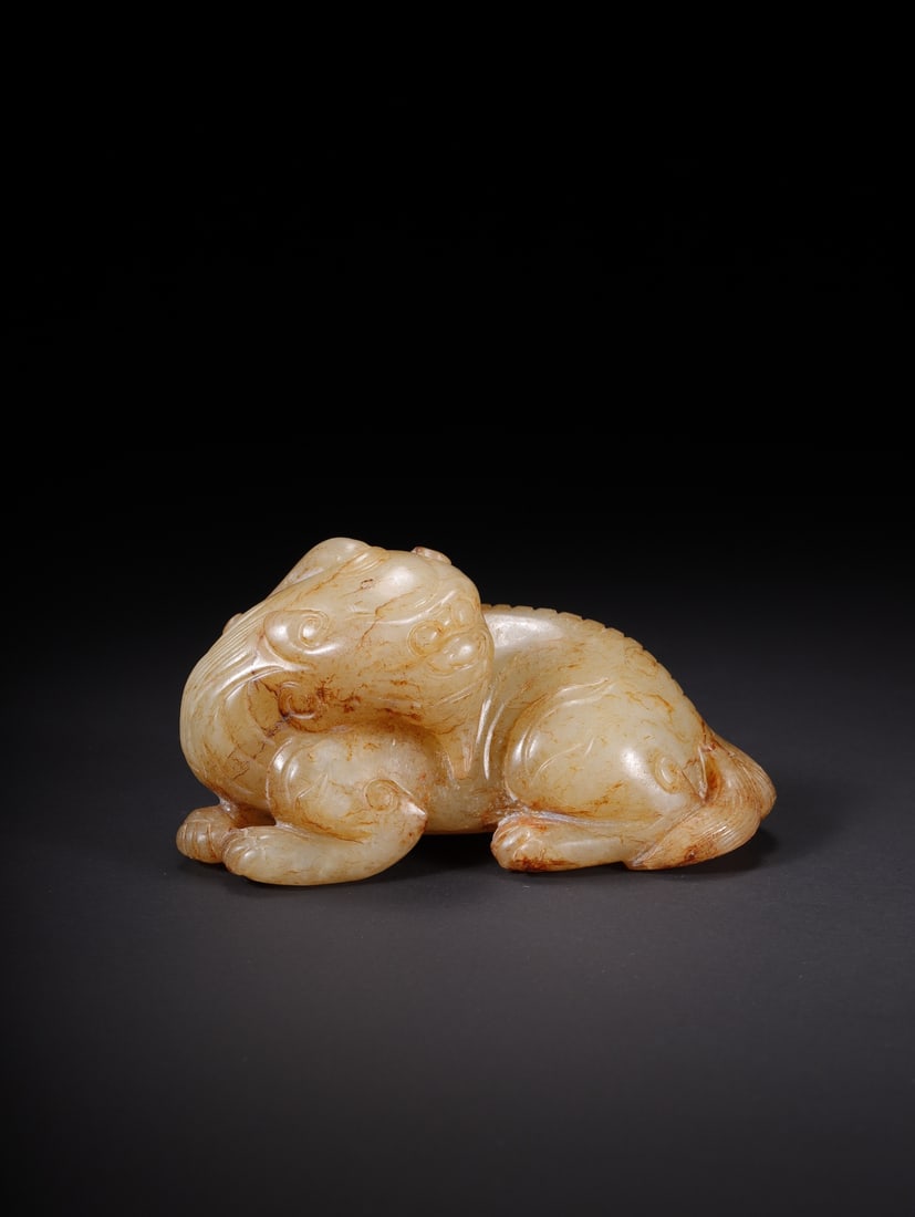 An Exquisite White Jade Auspicious Beast Hand Piece: An Exquisite White Jade Auspicious Beast Hand Piece,Qing Dynasty,China,Size:2.9inx1.3inx1.5in,Weight:113.5g