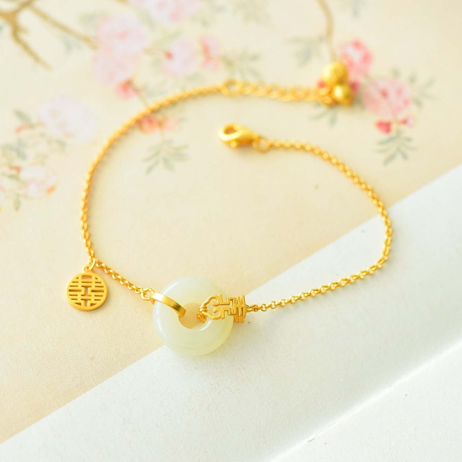 An Exquisite Sterling Silver-Gold Plated Inlaid White Jade Bracelet: An Exquisite Sterling Silver-Gold Plated Inlaid White Jade Bracelet,Size:0.6inx0.6in 纯银镀金镶白玉手链