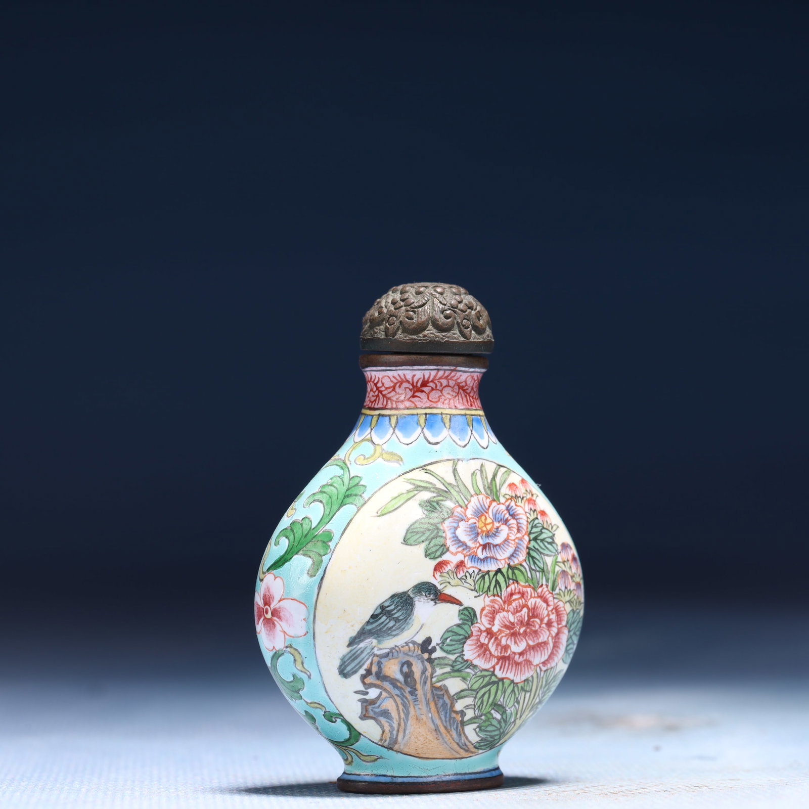 An Exquisite Painted Enamel Flower and Bird Pattern Snuff Bottle - 3