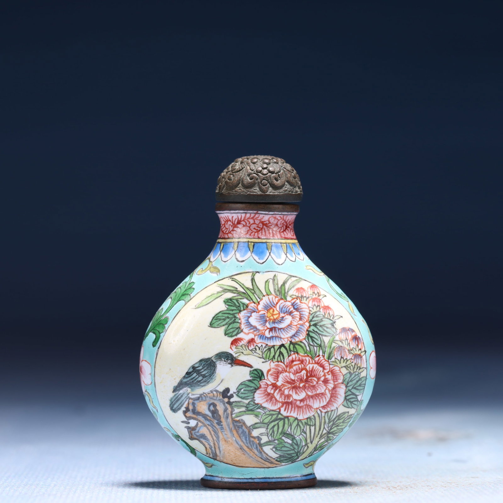 An Exquisite Painted Enamel Flower and Bird Pattern Snuff Bottle - 4