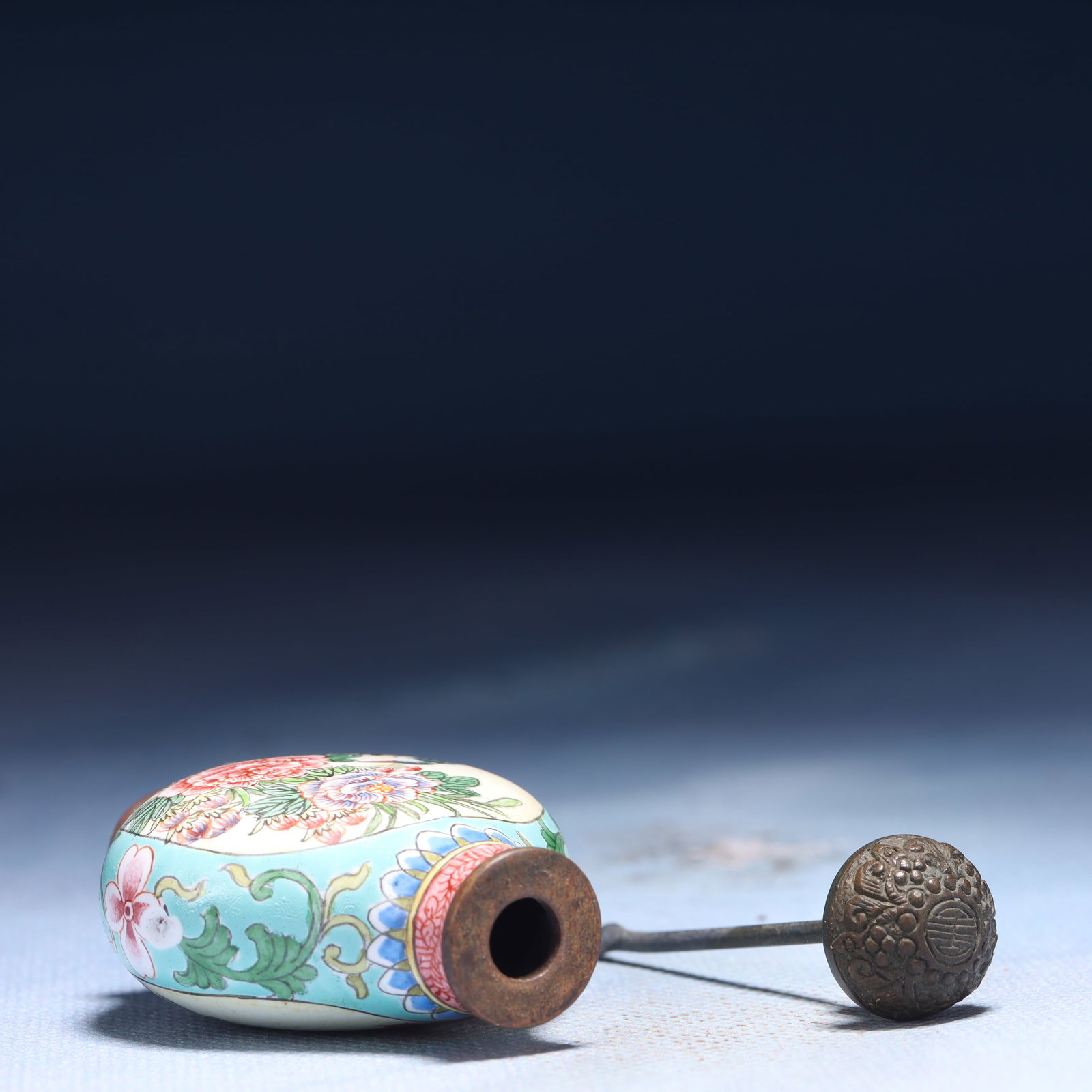 An Exquisite Painted Enamel Flower and Bird Pattern Snuff Bottle - 5