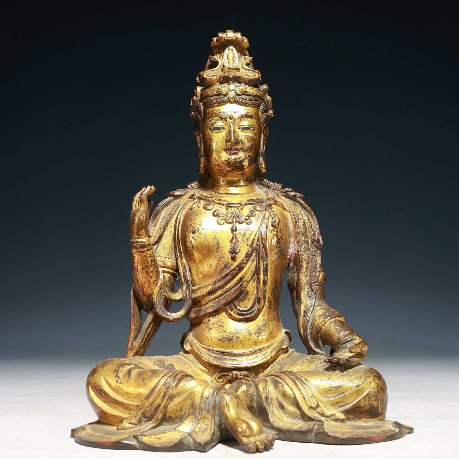 A Solemn Gilt Bronze Statue of Avalokitesvara: A Solemn Gilt Bronze Statue of Avalokitesvara,Qing Dynasty,China,Size:8.3inx6.3inx11.8in,Weight:4150g 铜鎏金观音像,中国清代