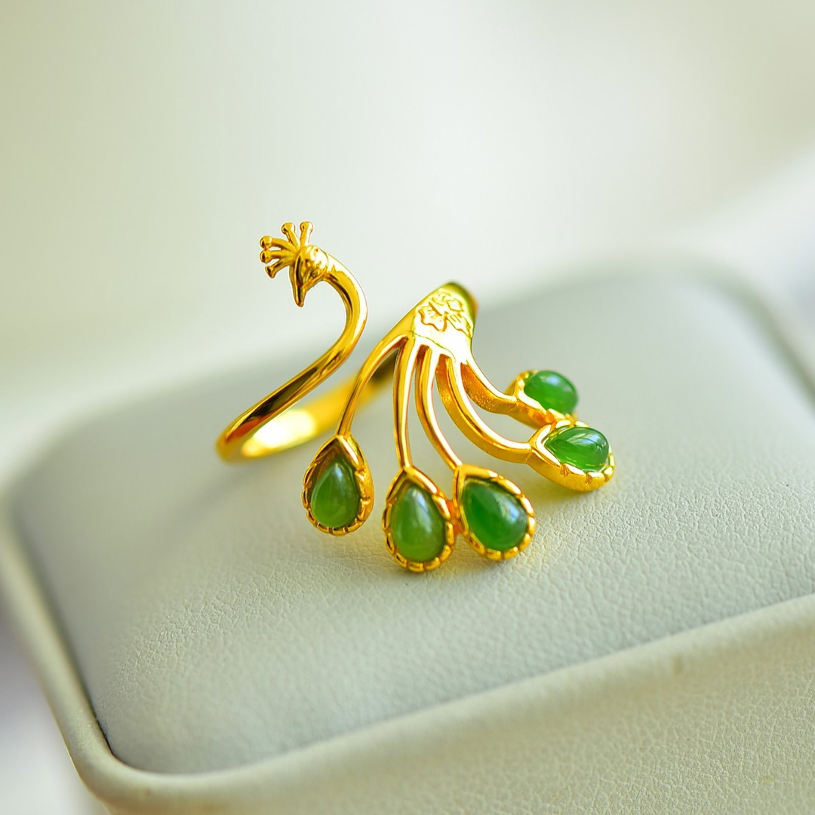 An Exquisite Sterling Silver-Gold Plated Inlaid Jasper Ring: An Exquisite Sterling Silver-Gold Plated Inlaid Jasper Ring,Size:0.1inx0.2in 纯银镀金镶碧玉戒指