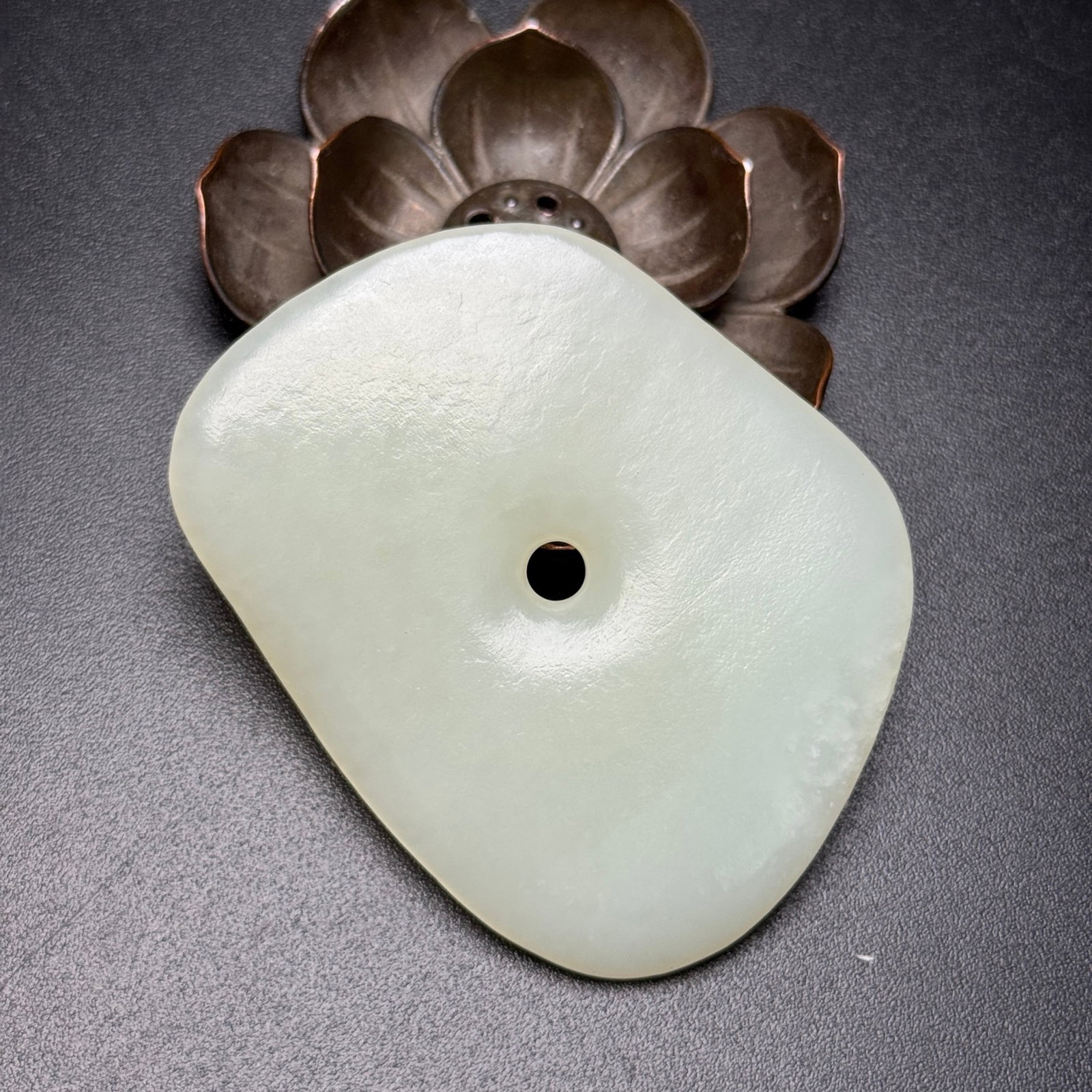 An Exquisite White Jade Pendant: An Exquisite White Jade Pendant,Qing Dynasty,China,Size:2.6inx2.1inx0.3in,Weight:45g 白玉挂件,中国清代