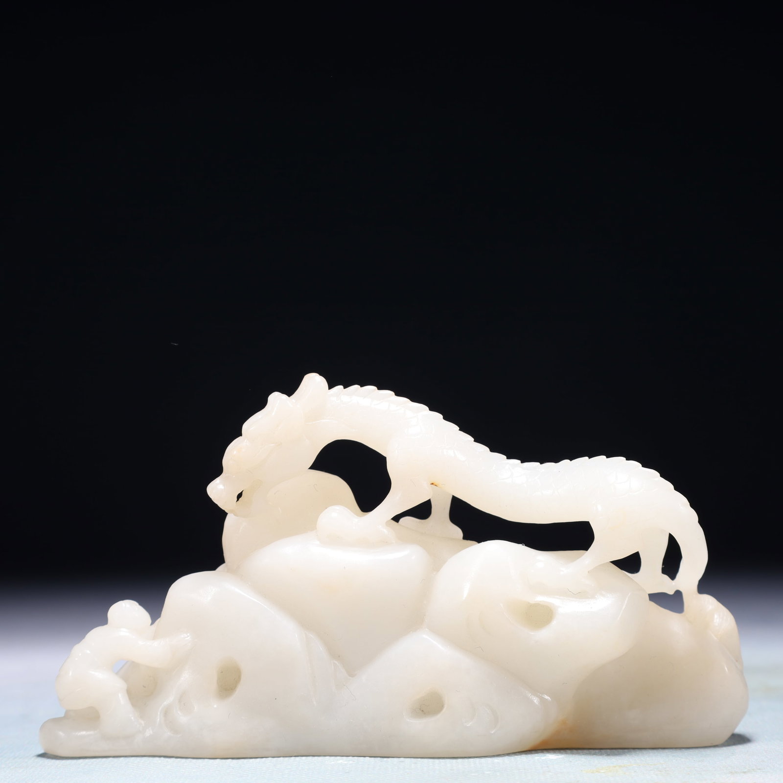 An Exquisite White Jade Dragon Ornament (1 of 8)