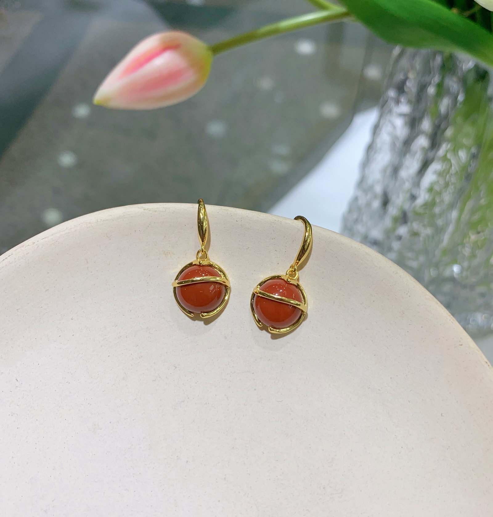 A Pair of Exquisite Sterling Silver-Gold Plated Inlaid Agate Earrings: A Pair of Exquisite Sterling Silver-Gold Plated Inlaid Agate Earrings 一对纯银镀金镶玛瑙耳环
