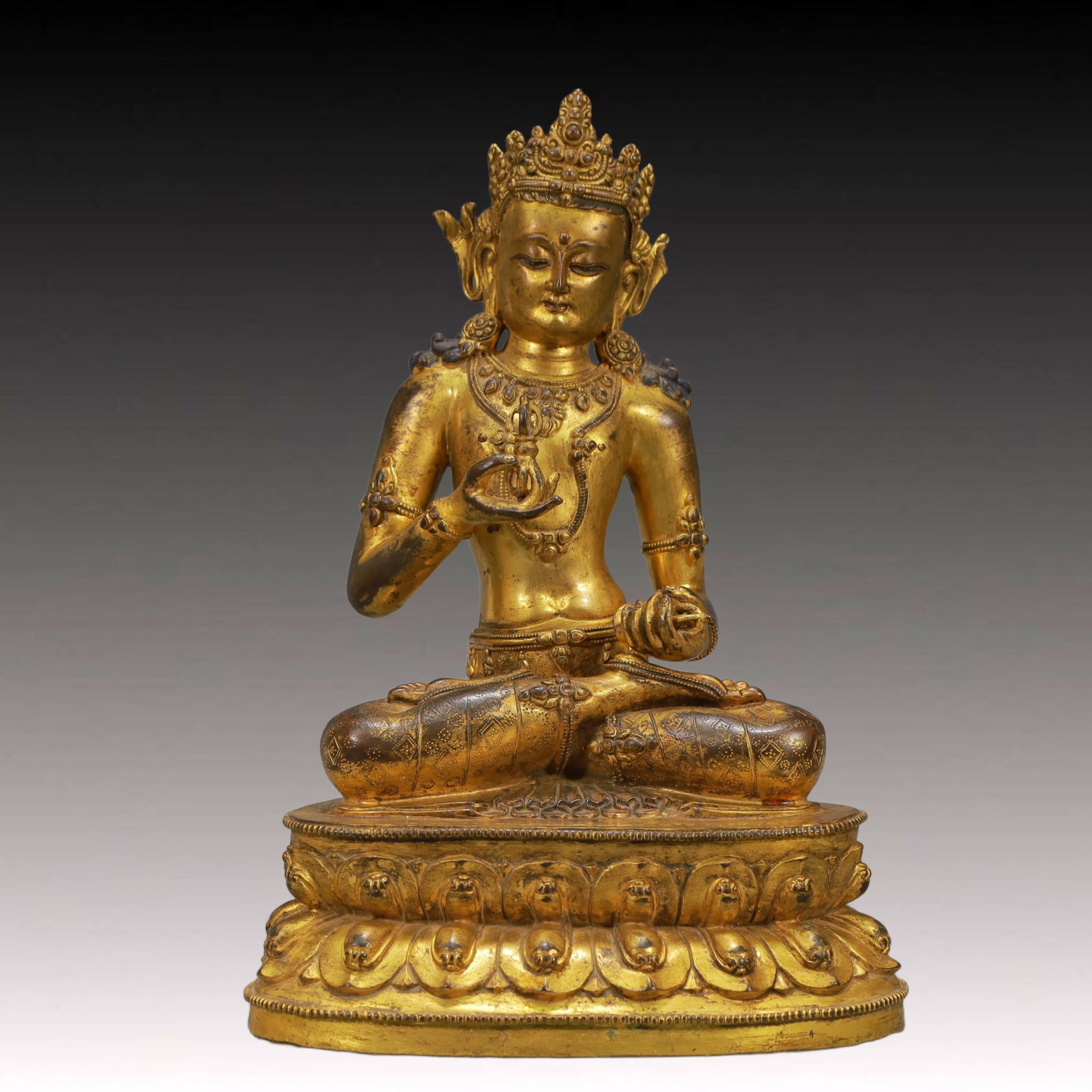 A Solemn Gilt Bronze Statue of Vajrasattva: A Solemn Gilt Bronze Statue of Vajrasattva,Qing Dynasty, China,Qianlong Mark,Size:8.7inx7.1inx13.6in,Weight:7200g 铜鎏金金刚萨陲像,中国ę
