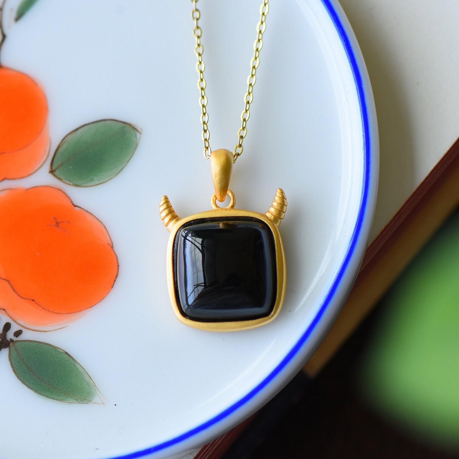 An Exquisite Sterling Silver-Gold Plated Inlaid Black Jade Necklace: An Exquisite Sterling Silver-Gold Plated Inlaid Black Jade Necklace,Size:0.6inx0.9in 纯银镀金镶墨玉项链