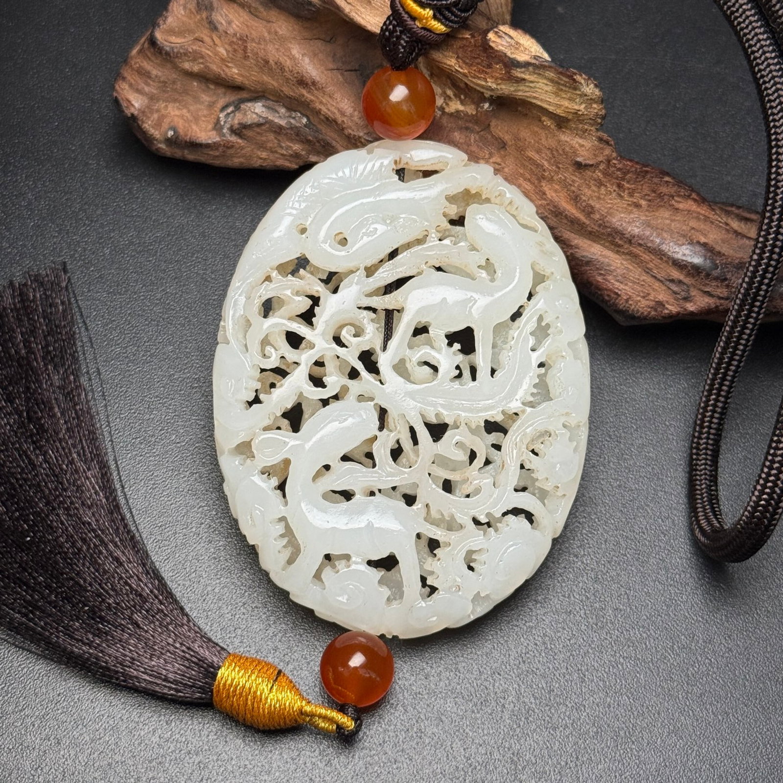 An Exquisite White Jade Deer Pattern Pendant: An Exquisite White Jade Deer Pattern Pendant,Qing Dynasty,China,Size:2.8inx2.1inx0.5in,Weight:56g 白玉鹿纹挂件,中国清代