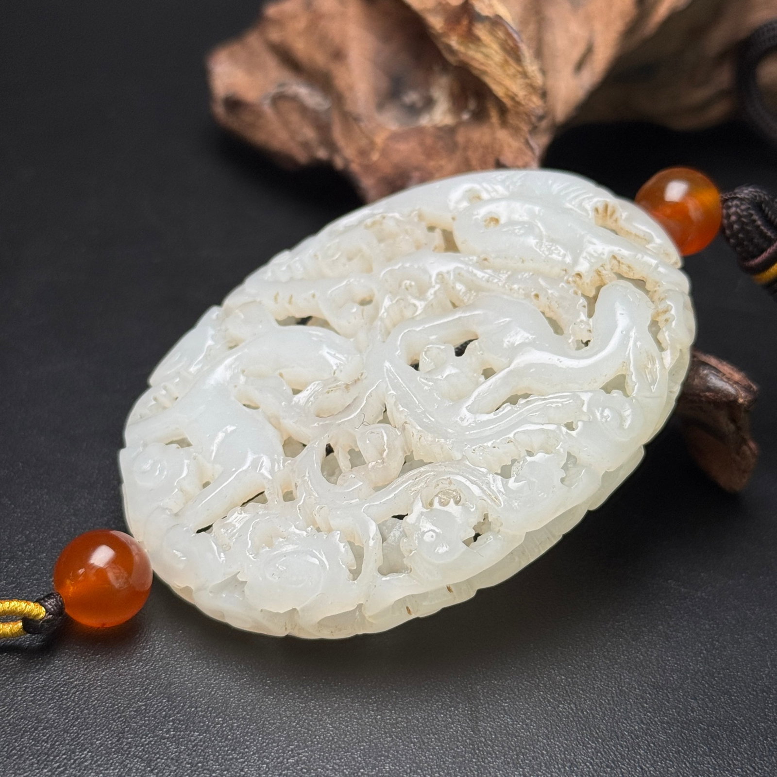 An Exquisite White Jade Deer Pattern Pendant - 4