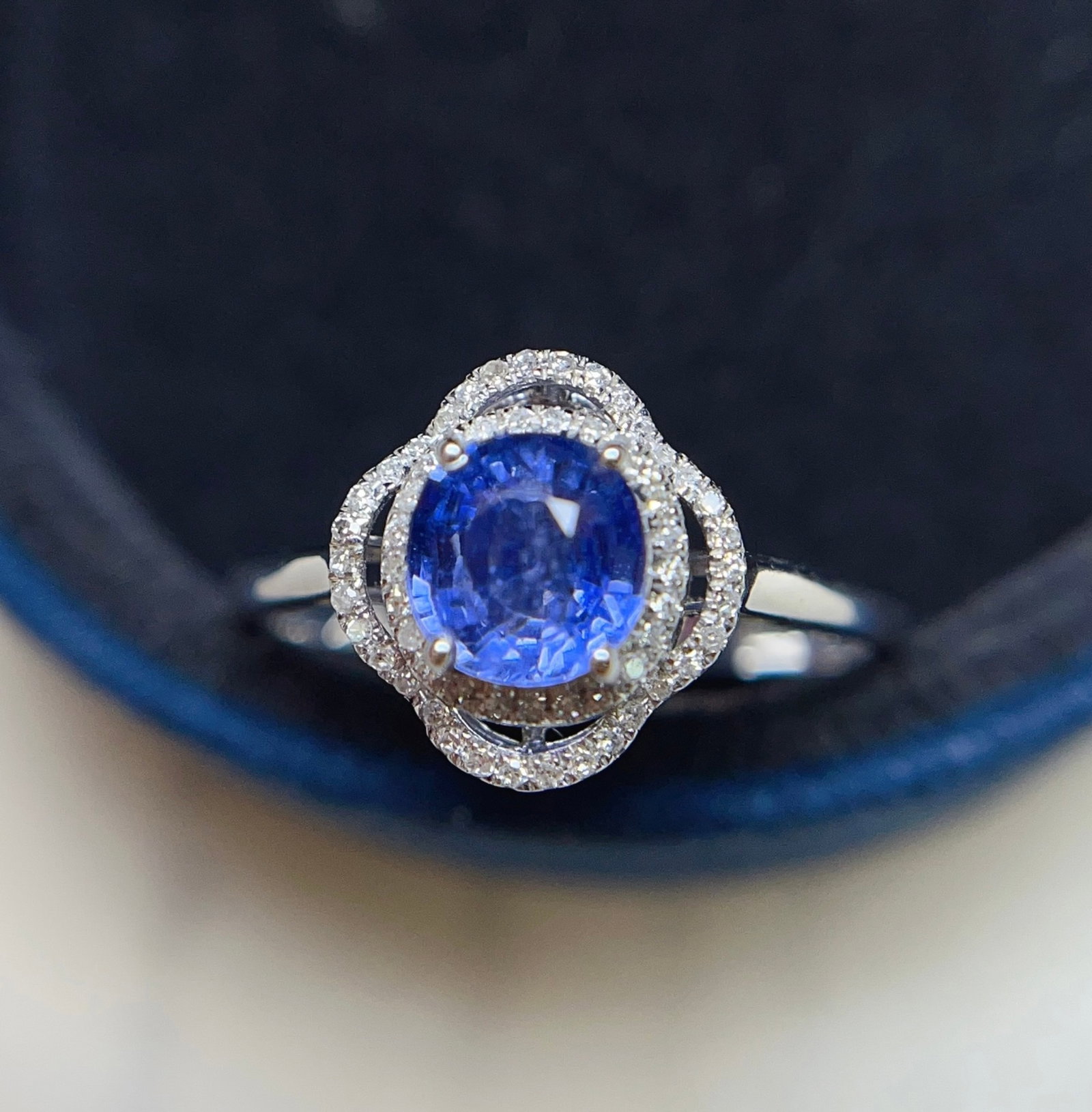 A Exquisite 18k Gold Inlaid 1.60ct Natural Sapphire Ring,Inlaid Diamond: A Exquisite 18k Gold Inlaid 1.60ct Natural Sapphire Ring,Inlaid Diamond,Total Weight:1.93g 18k金镶 1.60ct 天然蓝宝石戒指,嵌钻石