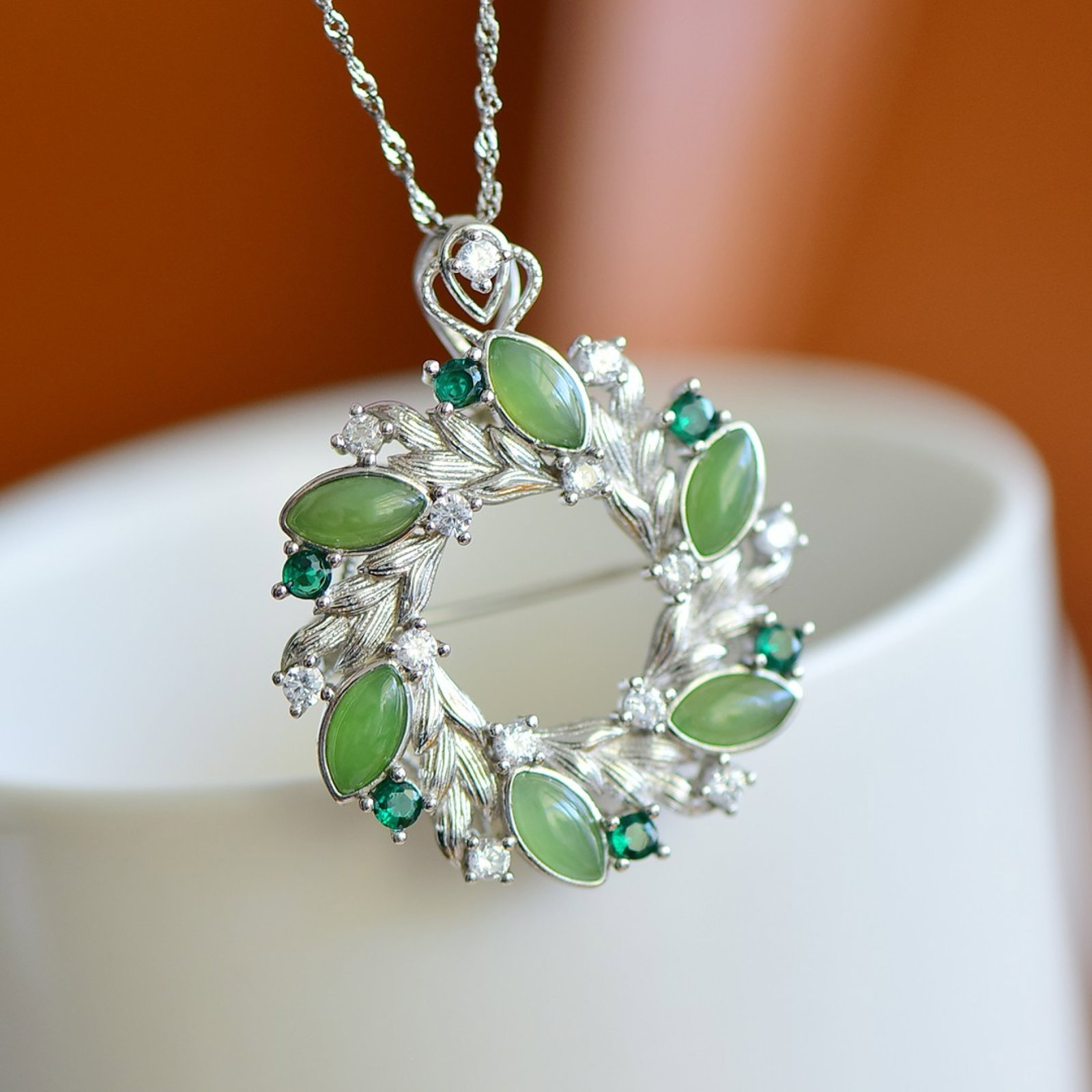 An Exquisite Sterling Silver Inlaid Jasper Necklace,Inlaid Diamond: An Exquisite Sterling Silver Inlaid Jasper Necklace,Inlaid Diamond,Size:0.2inx0.3in 纯银镶碧玉项链,嵌钻石
