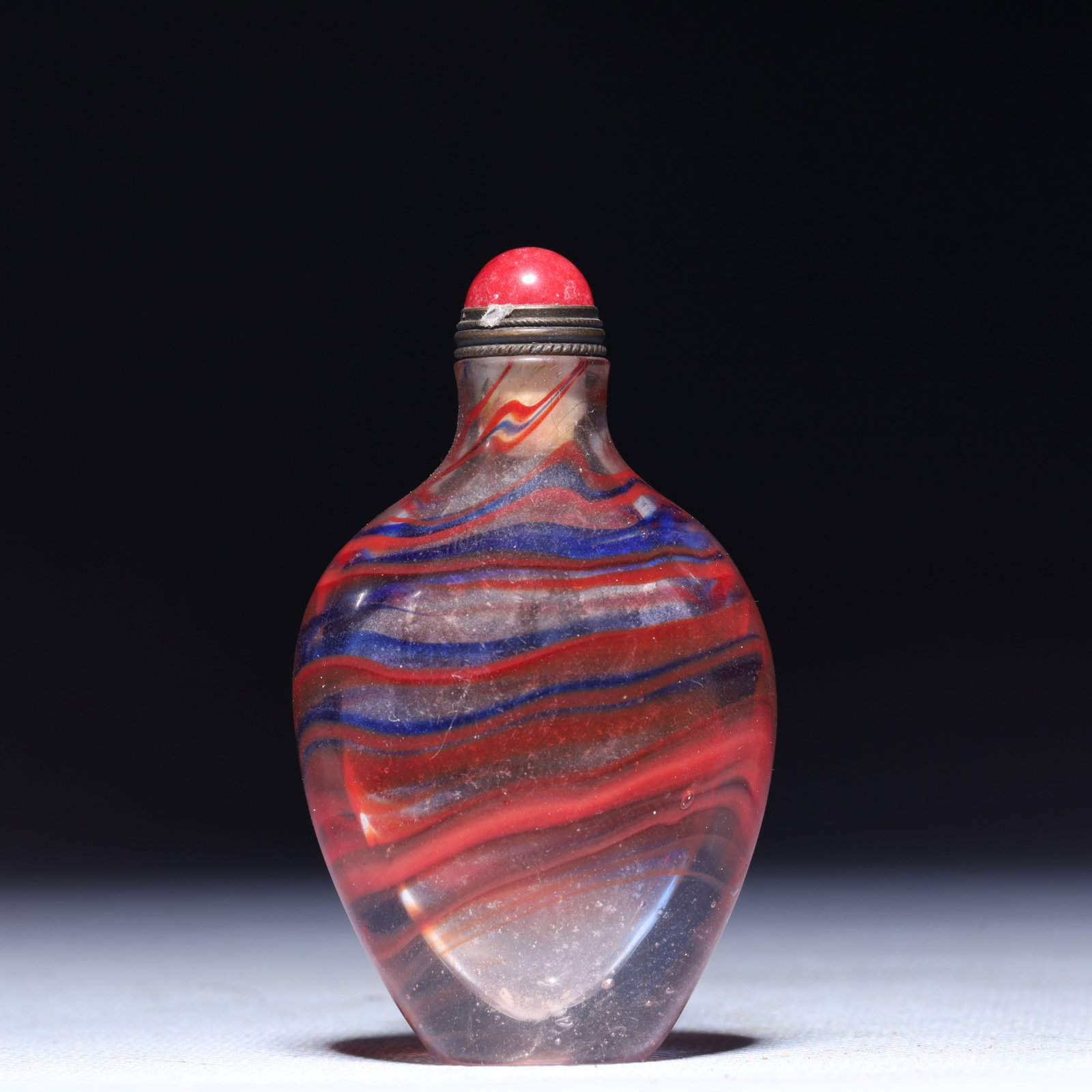 An Exquisite Glass Snuff Bottle: An Exquisite Glass Snuff Bottle,Qing Dynasty,China,Size:1.8inx0.6inx2.8in,Weight:55g 琉璃鼻烟壶,中国清代