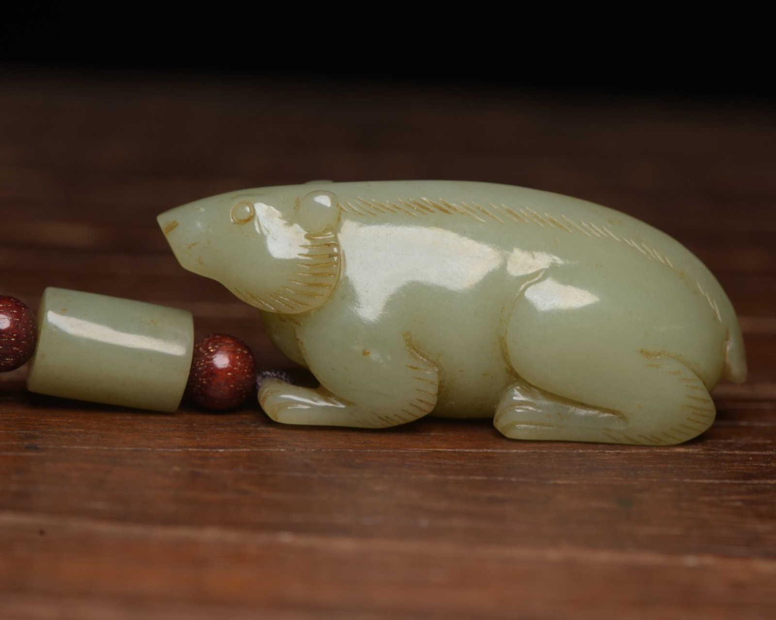 An Exquisite White Jade Bear Ornament: An Exquisite White Jade Bear Ornament,Qing Dynasty,China,Size:2.5inx1inx0.9in,Weight:57g 白玉熊摆件,中国清代