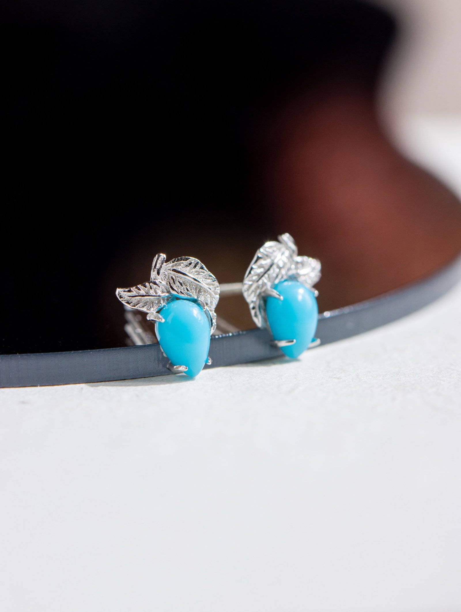 A Pair of Exquisite Sterling Silver Inlaid Turquoise Earrings: A Pair of Exquisite Sterling Silver Inlaid Turquoise Earrings 一对纯银镶绿松石耳钉