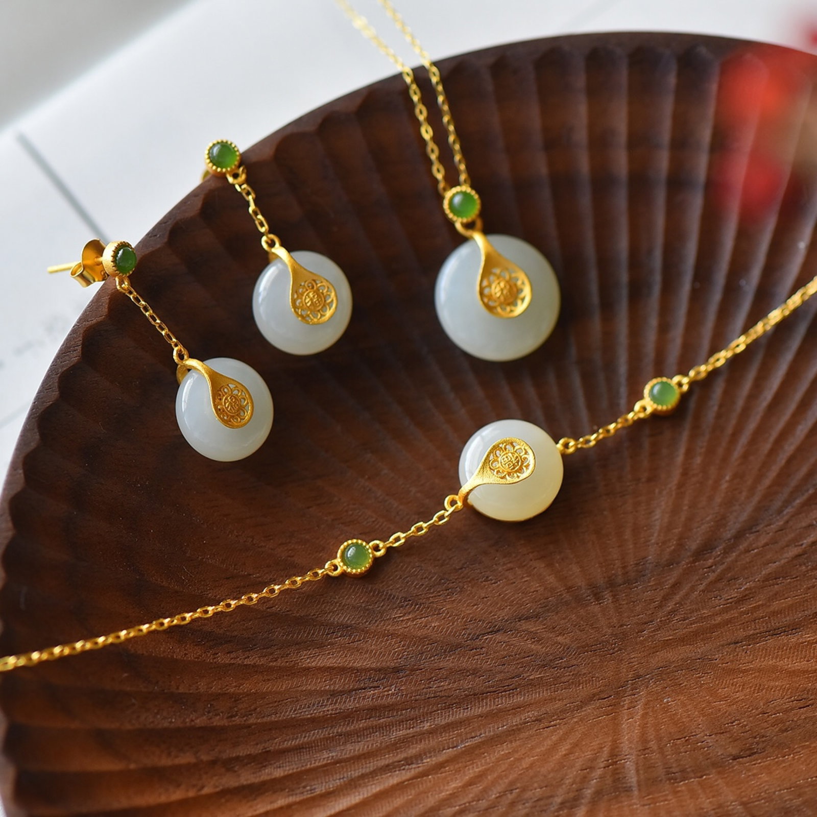 A Set of Fine Sterling Silver-Gold Plated Inlaid White Jade Jewelrys: A Set of Fine Sterling Silver-Gold Plated Inlaid White Jade Jewelrys,Size:(Pendant)0.6inx0.6in,(Earrings)0.5inx0.5in,(Bracelet)0.5inx0.5in