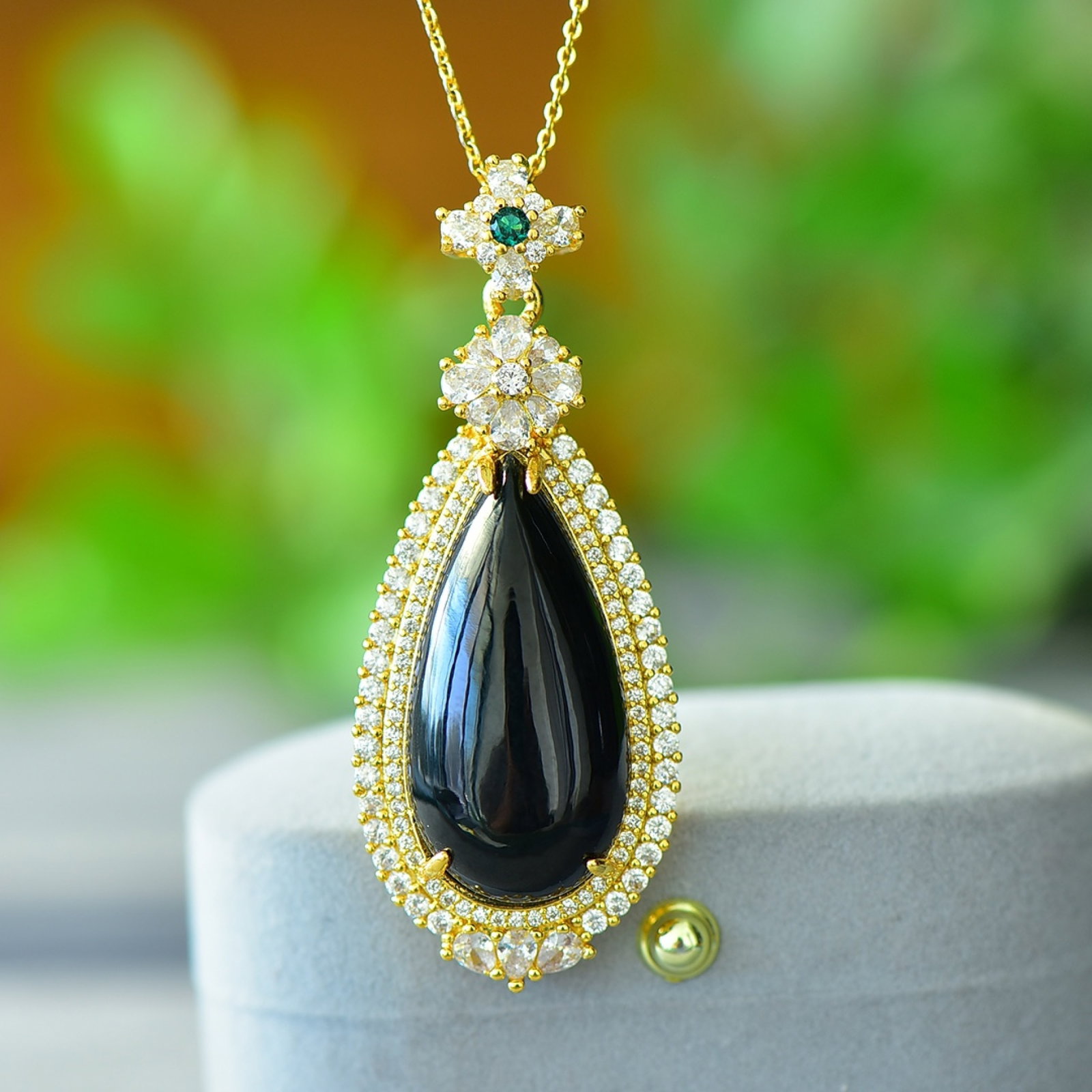 An Exquisite Bronze-Gold Plated Inlaid Green Jade Necklace,Inlaid Diamond: An Exquisite Bronze-Gold Plated Inlaid Green Jade Necklace,Inlaid Diamond,Size:0.7inx1.4in 铜镀金镶青玉项链,嵌钻石