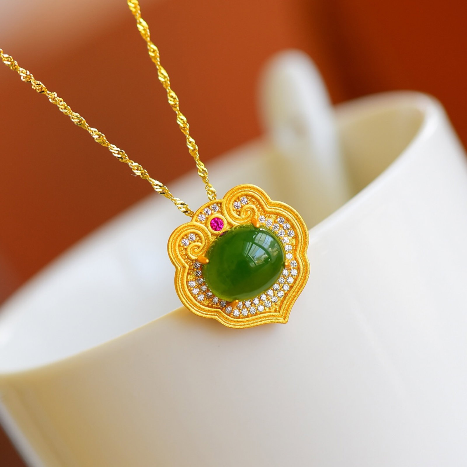 An Exquisite Sterling Silver-Gold Plated Inlaid Jasper Necklace,Inlaid Diamond: An Exquisite Sterling Silver-Gold Plated Inlaid Jasper Necklace,Inlaid Diamond,Size:0.4inx0.5in 纯银镀金镶碧玉项链,嵌钻石