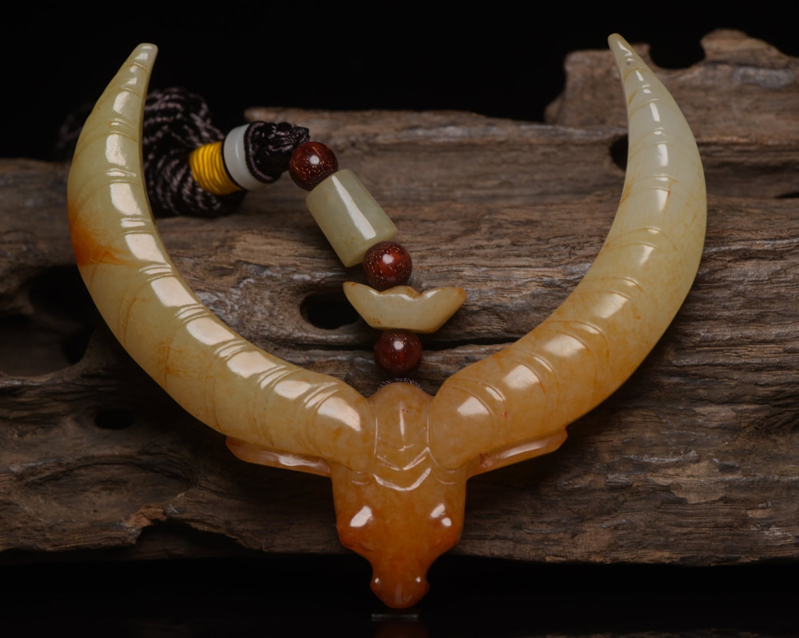 An Exquisite White Jade Buffalo Pendant: An Exquisite White Jade Buffalo Pendant,Qing Dynasty,China,Size:3.9inx3.6inx0.5in,Weight:93g 白玉牛挂件,中国清代