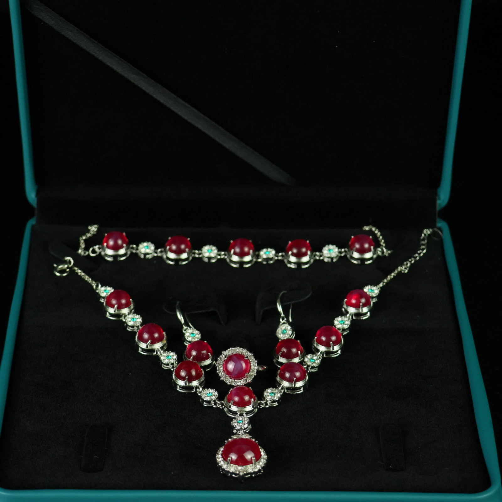 A Set of Fine Jewelry: A Set of Fine Jewelry 一套精美的首饰