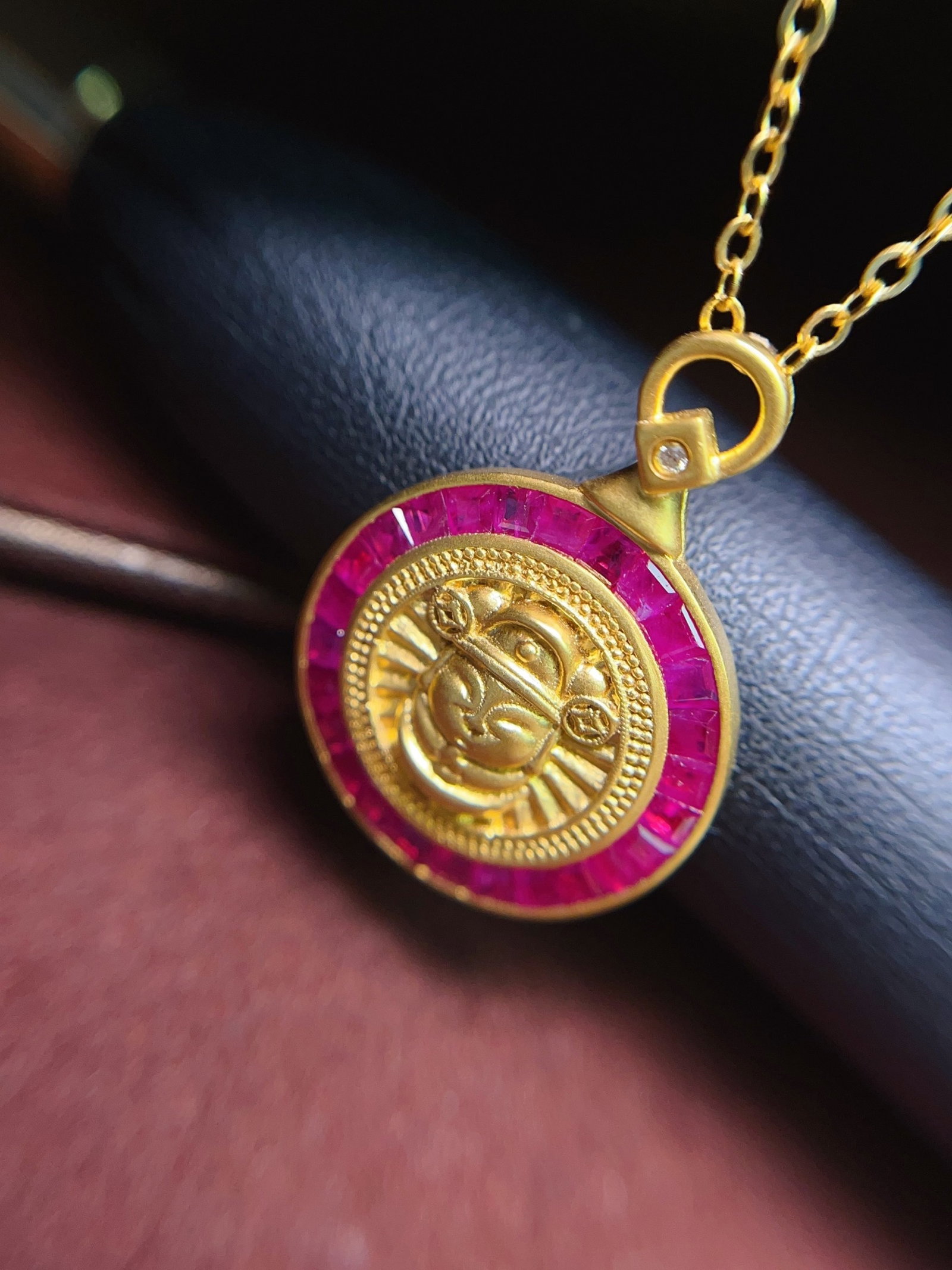 A Exquisite 18k Gold Inlaid 3.00ct Natural Ruby Pendant: A Exquisite 18k Gold Inlaid 3.00ct Natural Ruby Pendant,Total Weight:4.25g 18k金镶 3.00ct 天然红宝石吊坠