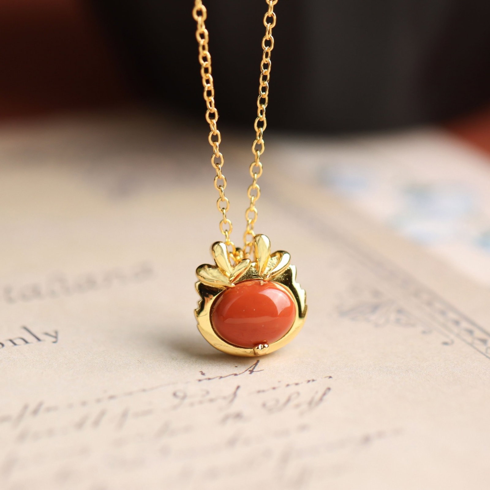 An Exquisite Sterling Silver-Gold Plated Inlaid Agate Pendant: An Exquisite Sterling Silver-Gold Plated Inlaid Agate Pendant 纯银镀金镶玛瑙吊坠