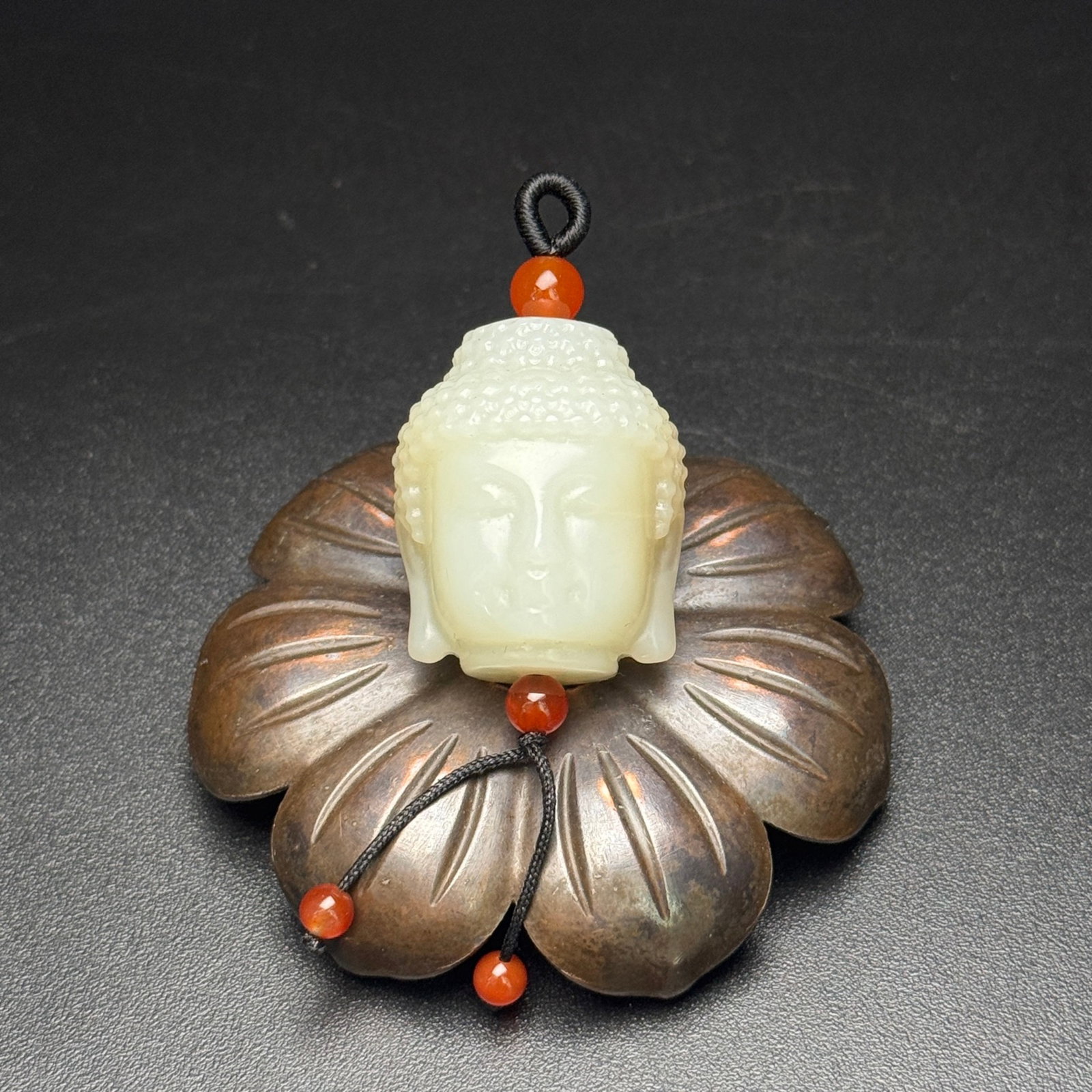 An Exquisite White Jade Statue of Buddha Head Pendant: An Exquisite White Jade Statue of Buddha Head Pendant,Qing Dynasty,China,Size:1inx0.9inx1.2in,Weight:27g 白玉佛头像挂件,中国清代