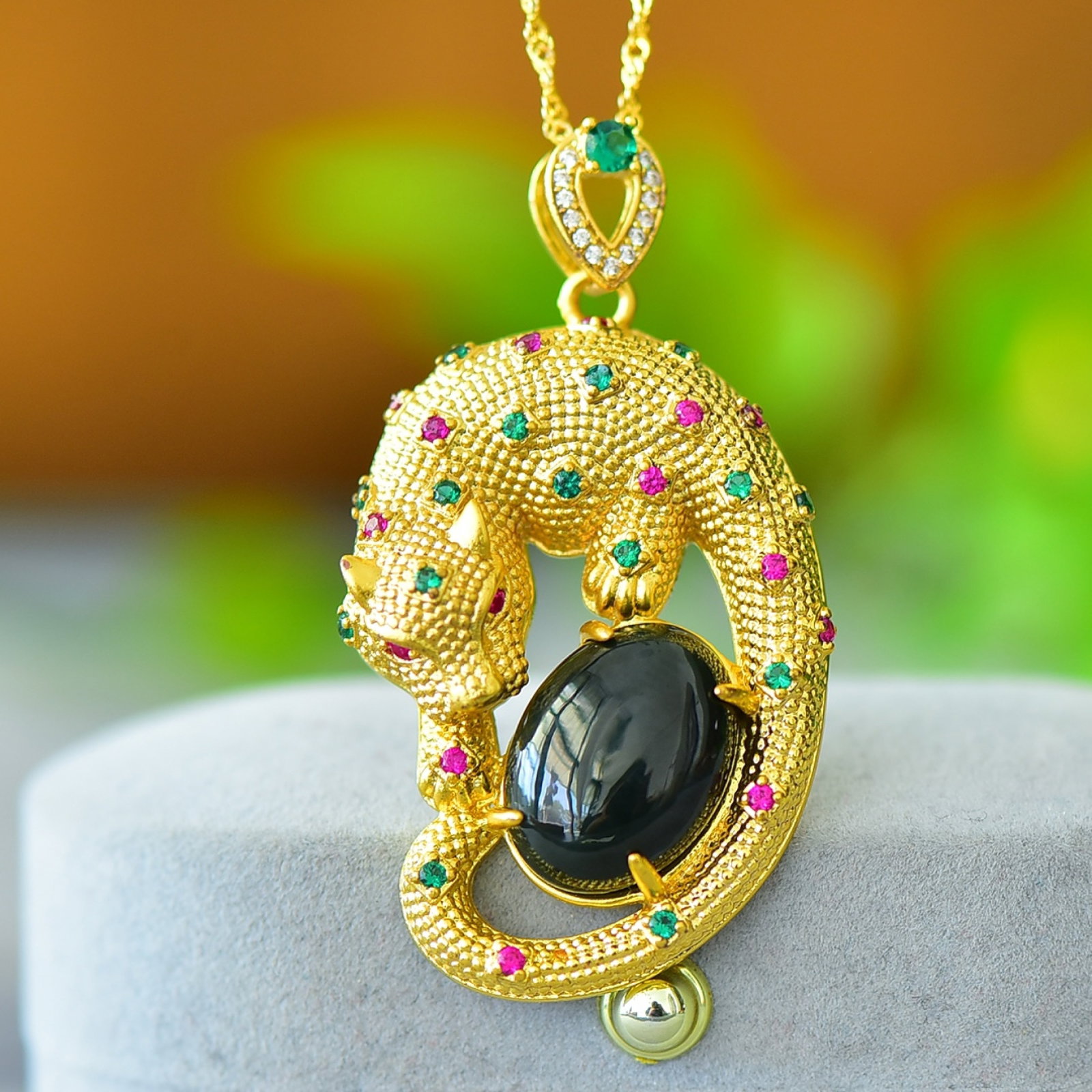 An Exquisite Bronze-Gold Plated Inlaid Green Jade Leopard Necklace,Inlaid Gems: An Exquisite Bronze-Gold Plated Inlaid Green Jade Leopard Necklace,Inlaid Gems,Size:0.5inx0.6in 铜镀金镶青玉豹子项链,嵌宝石