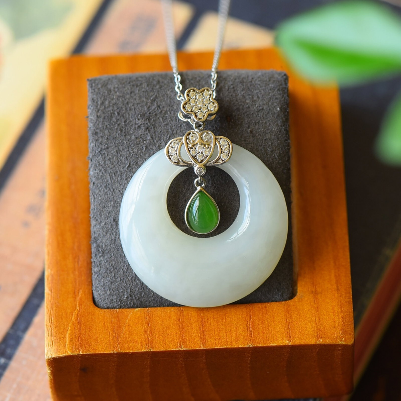 An Exquisite Sterling Silver Inlaid White Jade Necklace,Inlaid Diamond: An Exquisite Sterling Silver Inlaid White Jade Necklace,Inlaid Diamond,Size:1.2inx1.5in 纯银镶白玉项链,嵌钻石
