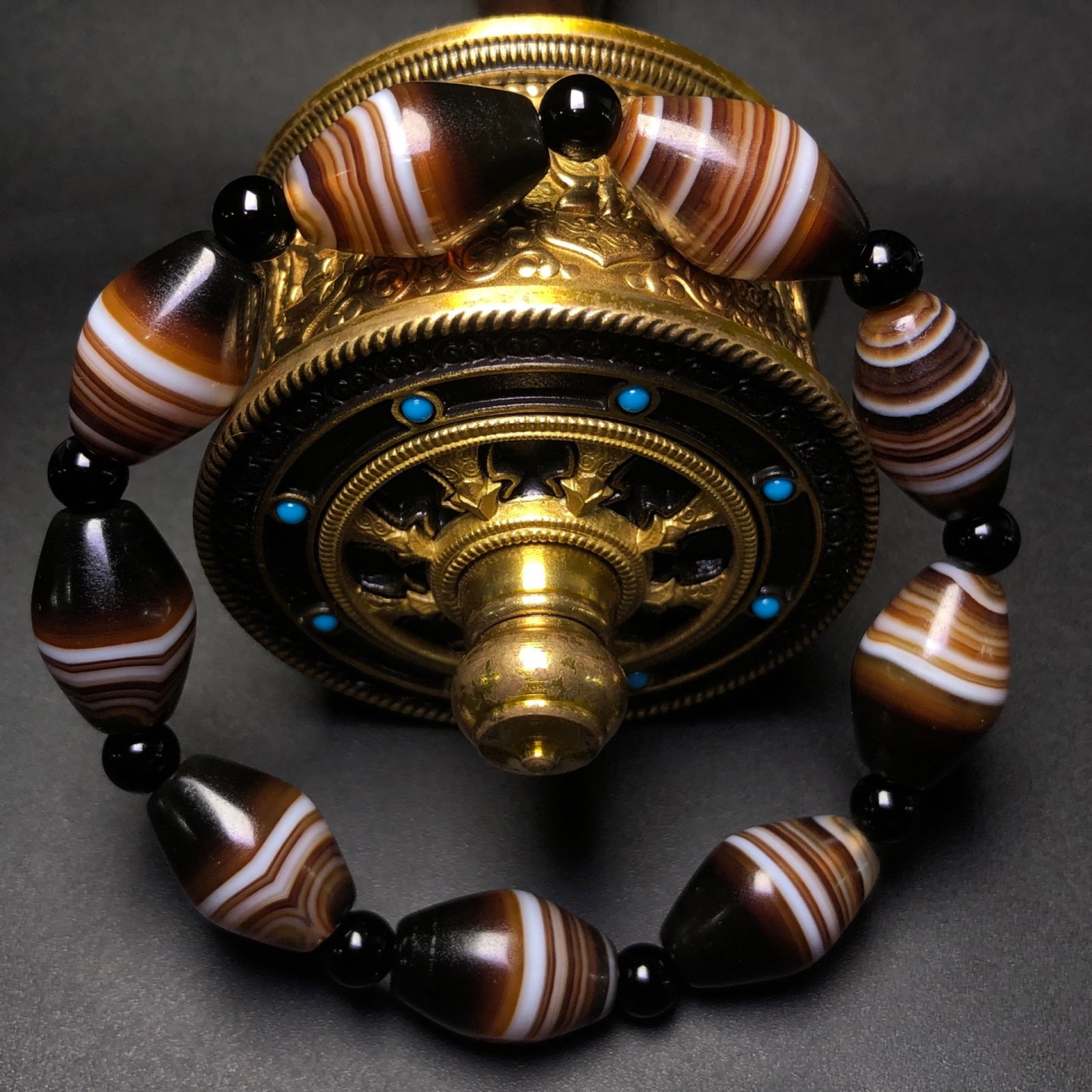 An Exquisite Agate Bracelet: An Exquisite Agate Bracelet,Size:0.8inx0.5in 玛瑙手串