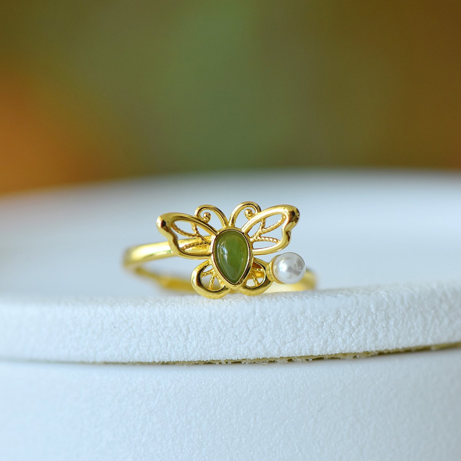 An Exquisite Sterling Silver-Gold Plated Inlaid White Jade Ring,Inlaid Pearls: An Exquisite Sterling Silver-Gold Plated Inlaid White Jade Ring,Inlaid Pearls,Size:0.1inx0.2in 纯银镀金镶白玉戒指,嵌珍珠