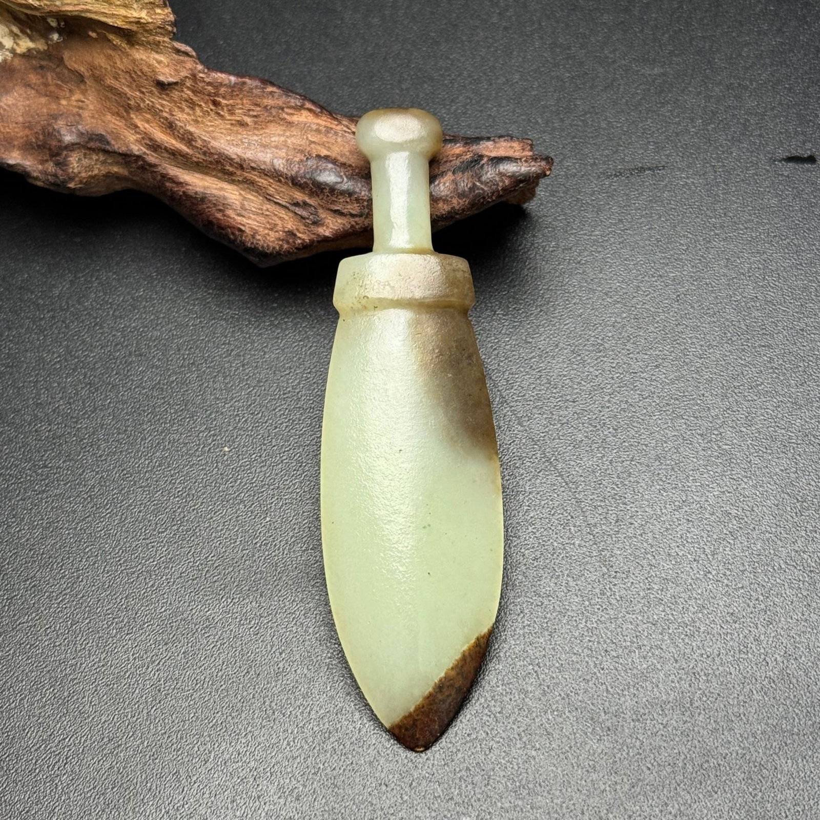 An Exquisite White Jade Ornament: An Exquisite White Jade Ornament,Qing Dynasty,China,Size:3inx0.9inx0.3in,Weight:17g 白玉摆件,中国清代
