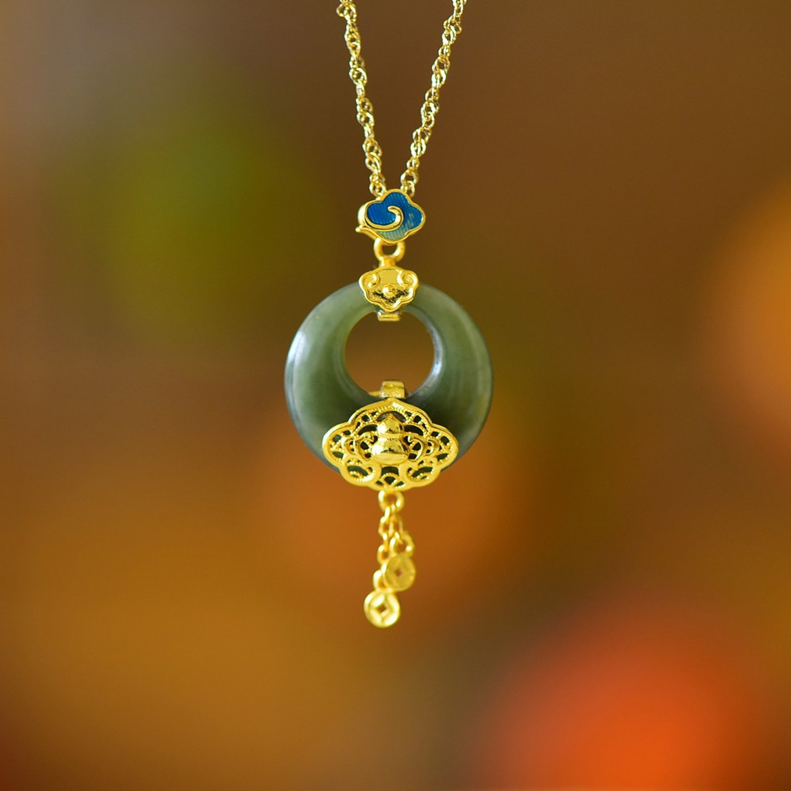 An Exquisite Sterling Silver-Gold Plated Inlaid Sapphire Pendant: An Exquisite Sterling Silver-Gold Plated Inlaid Sapphire Pendant 纯银镀金镶青玉吊坠