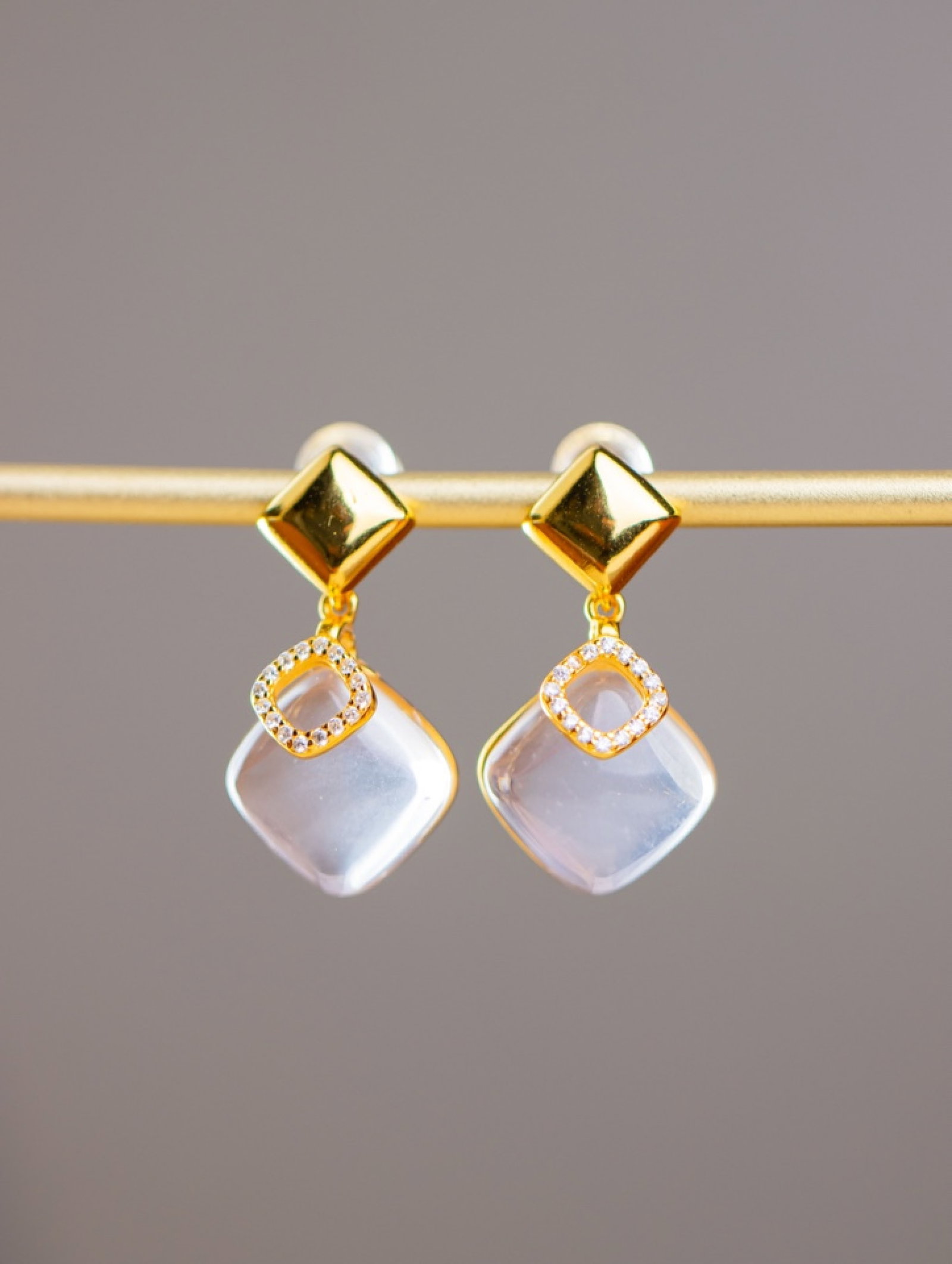 A Pair of Exquisite Sterling Silver-Gold Plated Inlaid Crystal Earrings, Inlaid Diamond: A Pair of Exquisite Sterling Silver-Gold Plated Inlaid Crystal Earrings, Inlaid Diamond